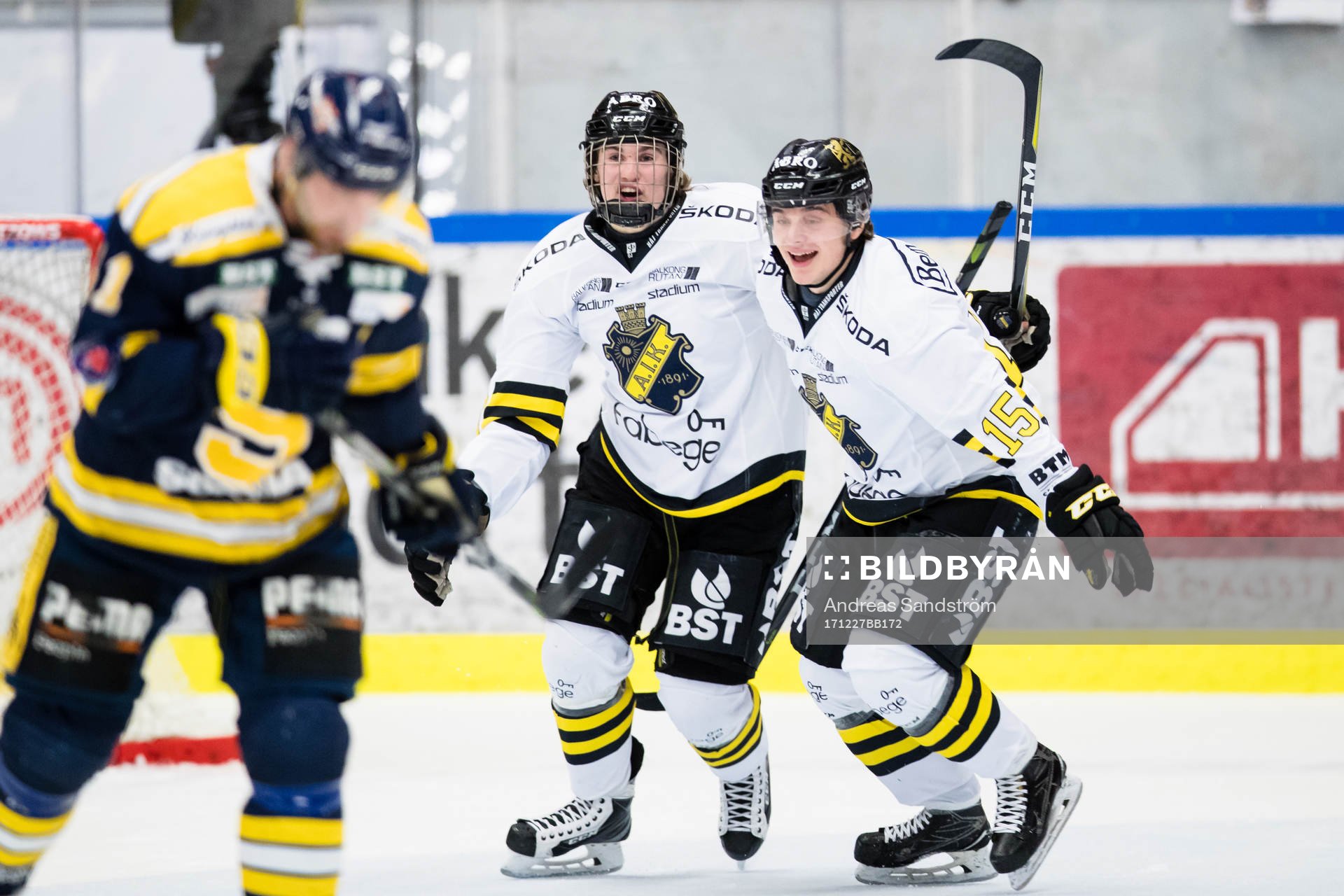 s Nils Höglander jublar med Oliver Ödman-Hadzinikolic (h)