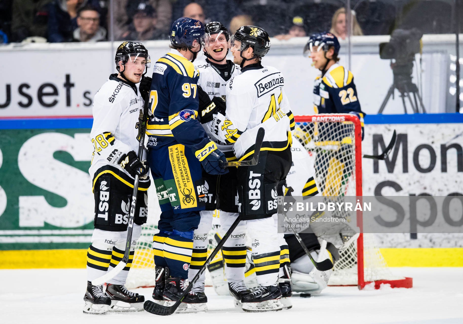 s Jesper Fröden (v), Filip Windlert (m) och Clay Wilson (h)