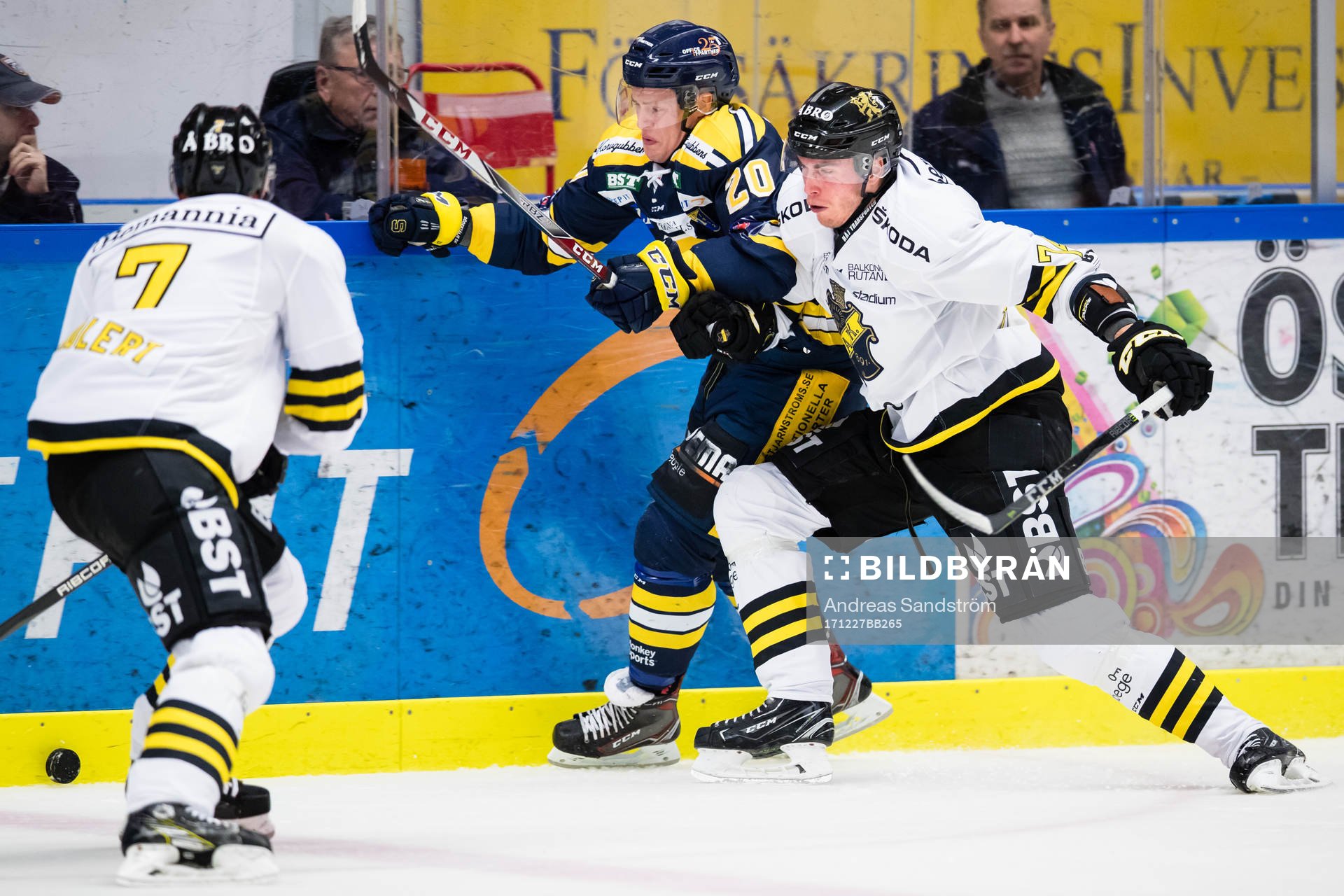 s Joakim Thelin i kamp om pucken med Södertäljes Thom