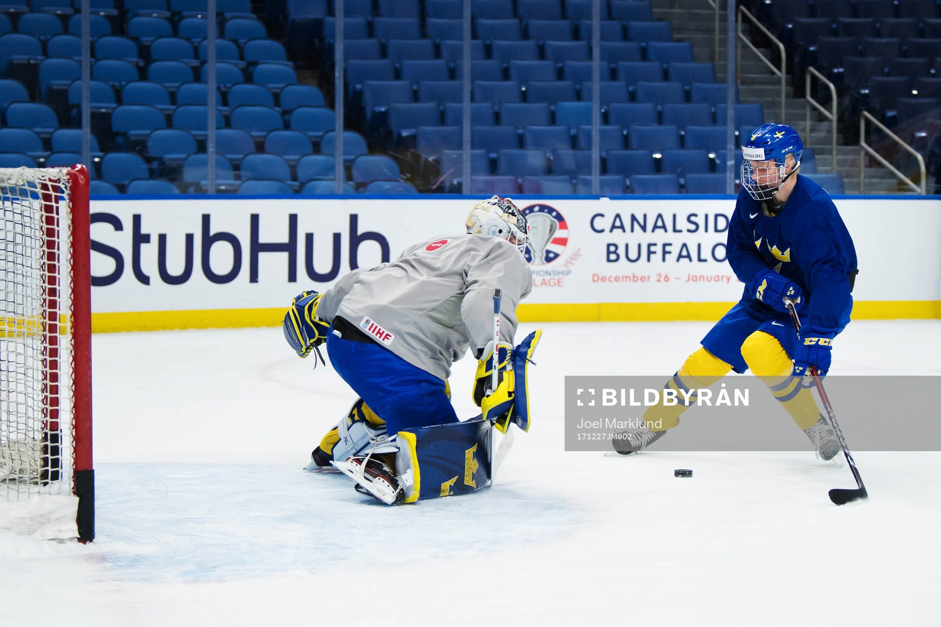 Rasmus Dahlin (t h) gör ett straffmål på målvakten