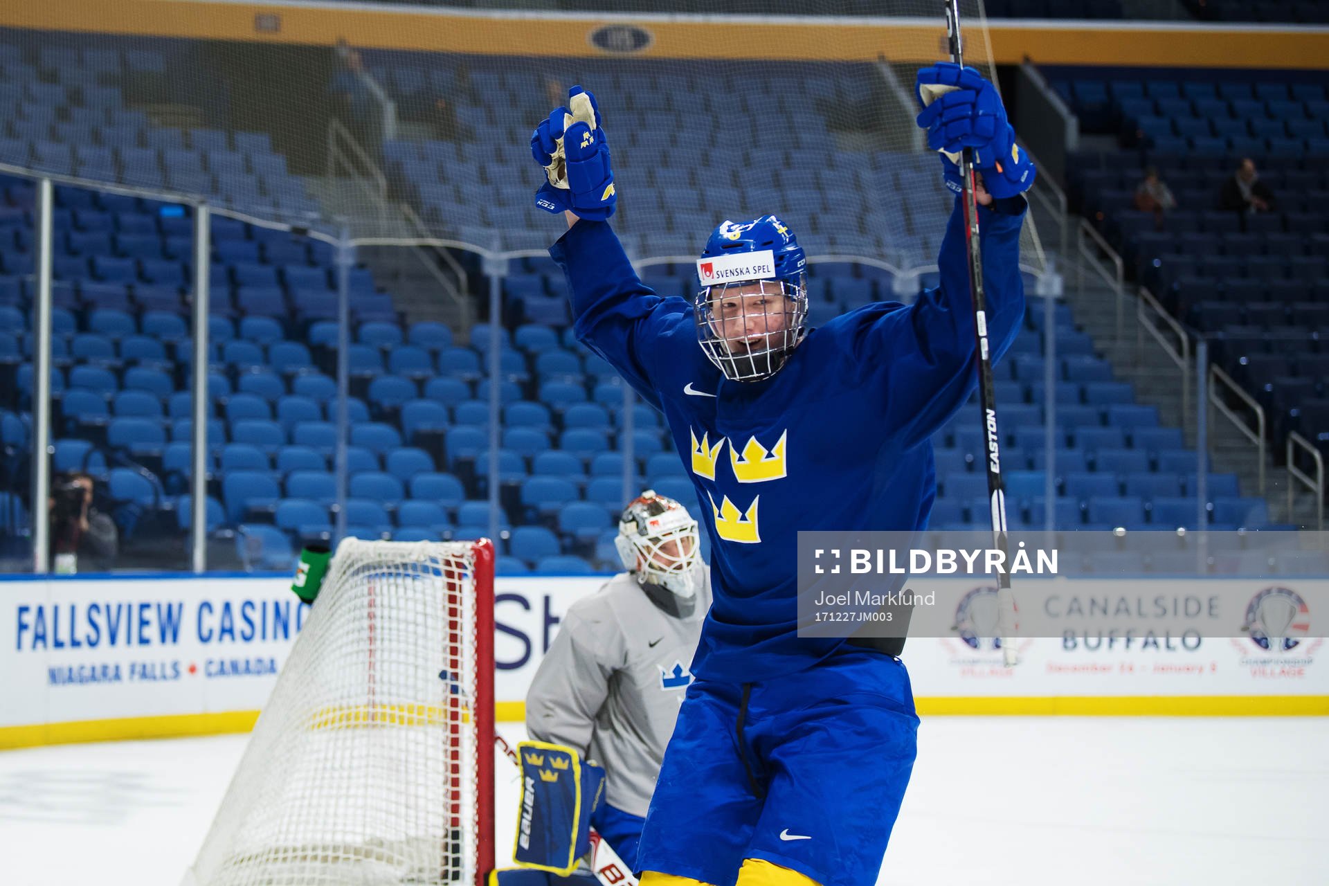 Rasmus Dahlin jublar