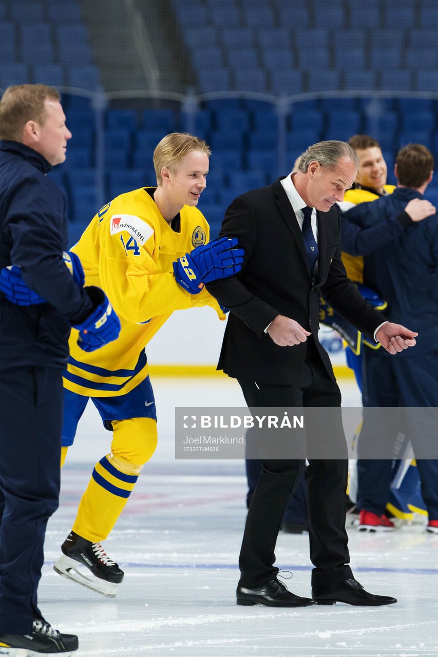 Elias Pettersson skjutsar presschefen Andreas Spångberg