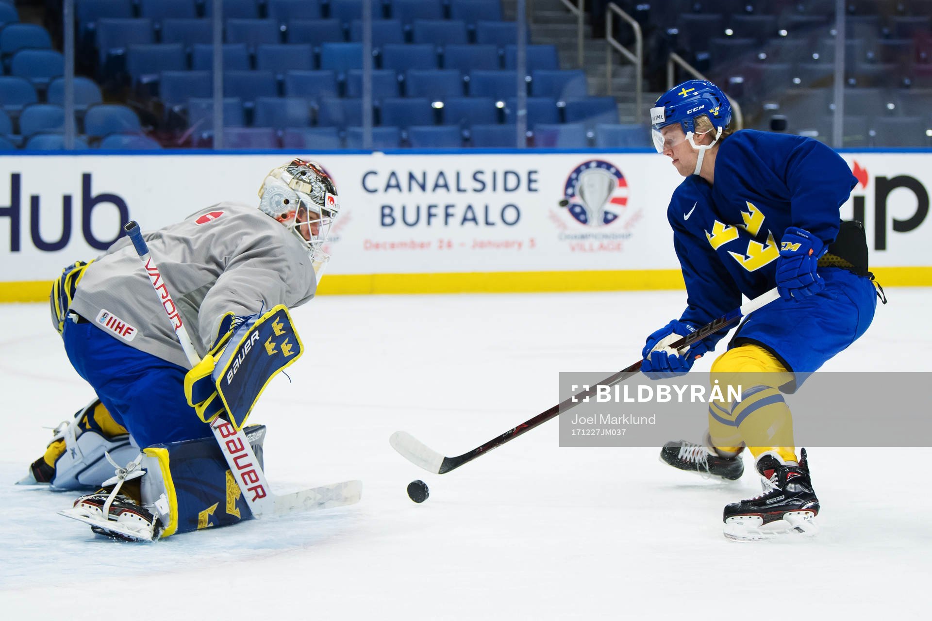 Målvakten Filip Gustavsson och Alexander Nylander på