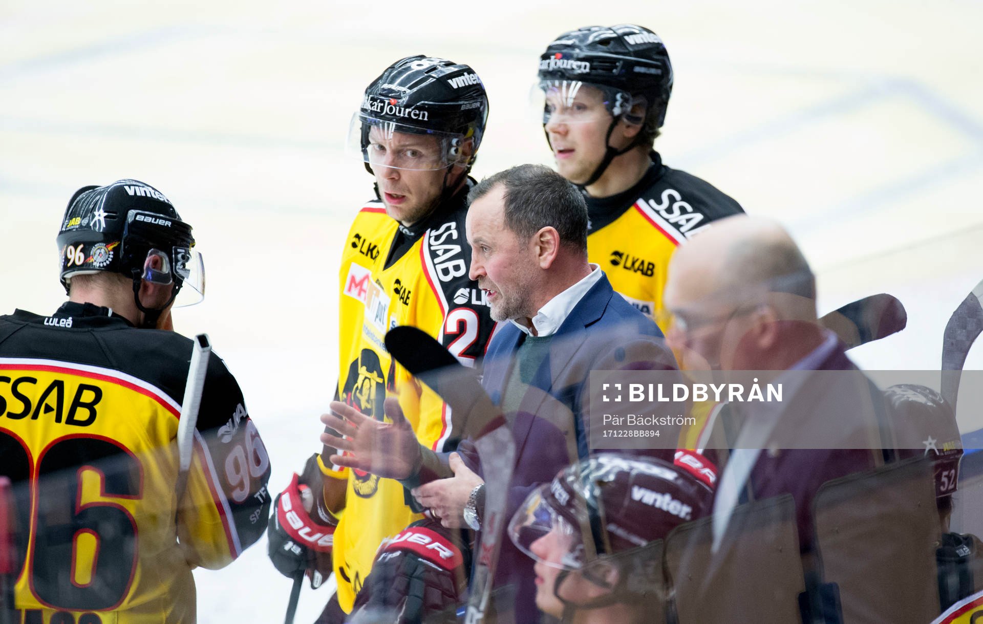 Luleås Thomas Bulan Berglund  snackar taktik med Johan