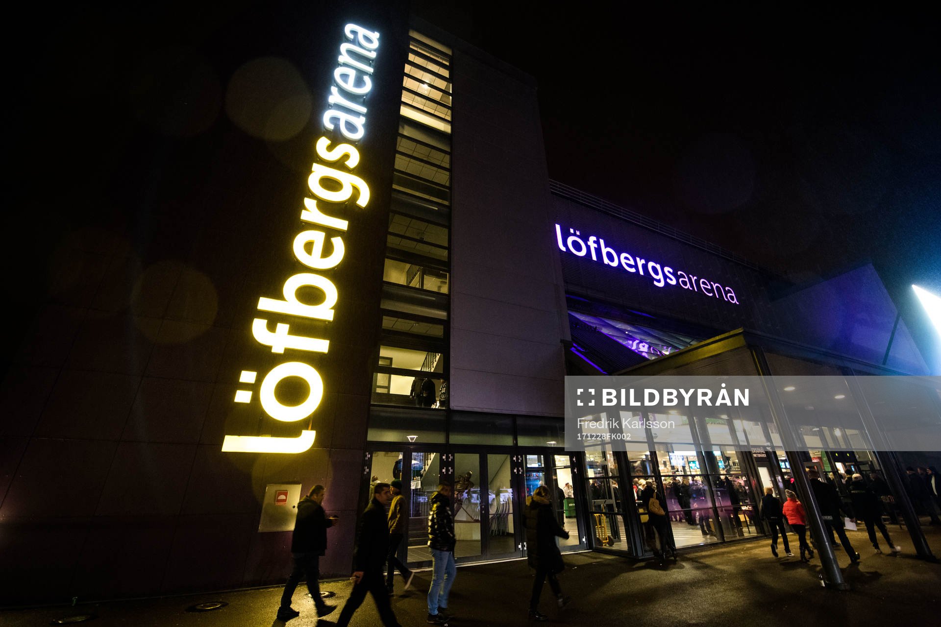 Exteriör bild på Löfbergs Arena innan ishockeymatchen i
