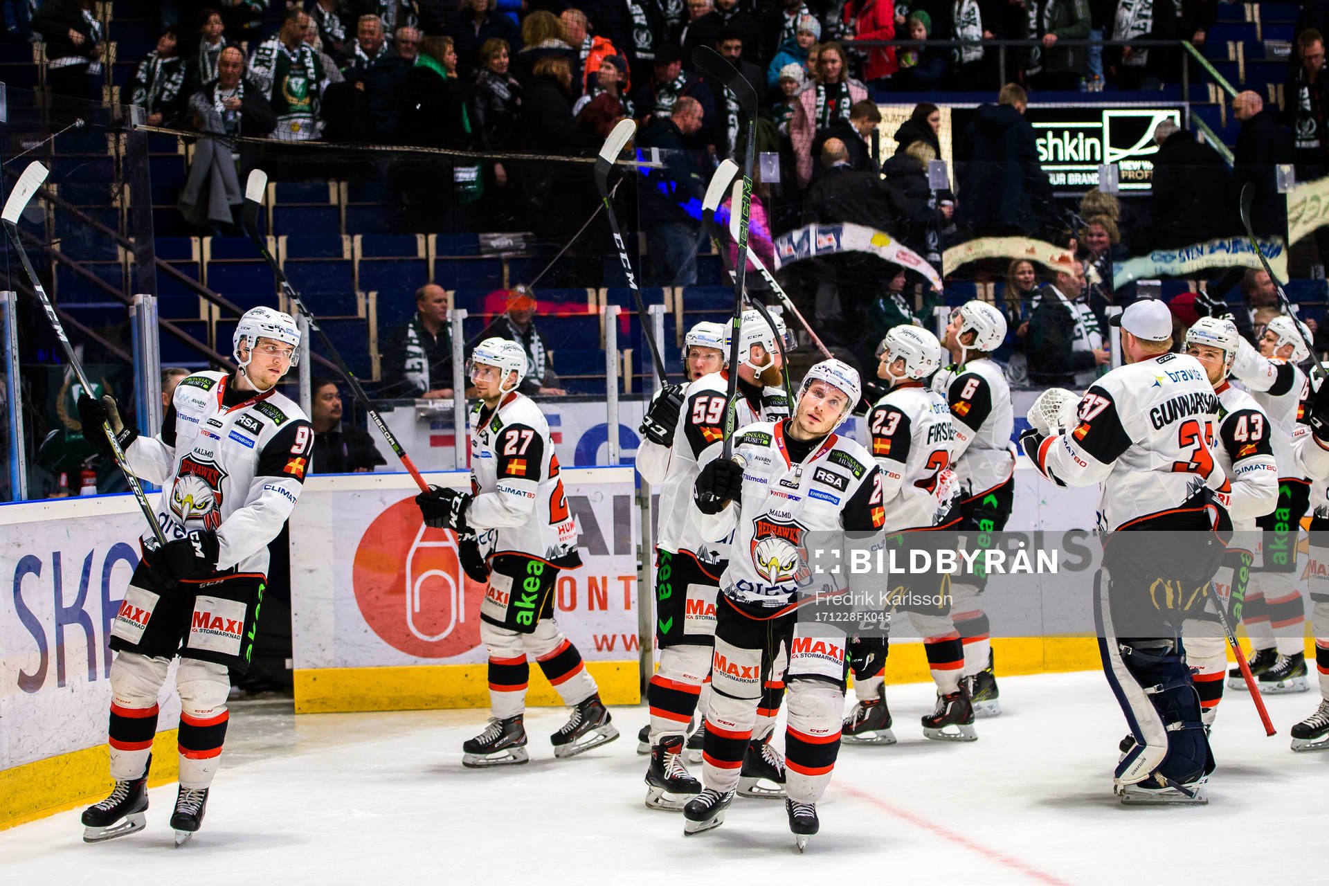 Malmö Redhawks spelare jublar och tackar publiken