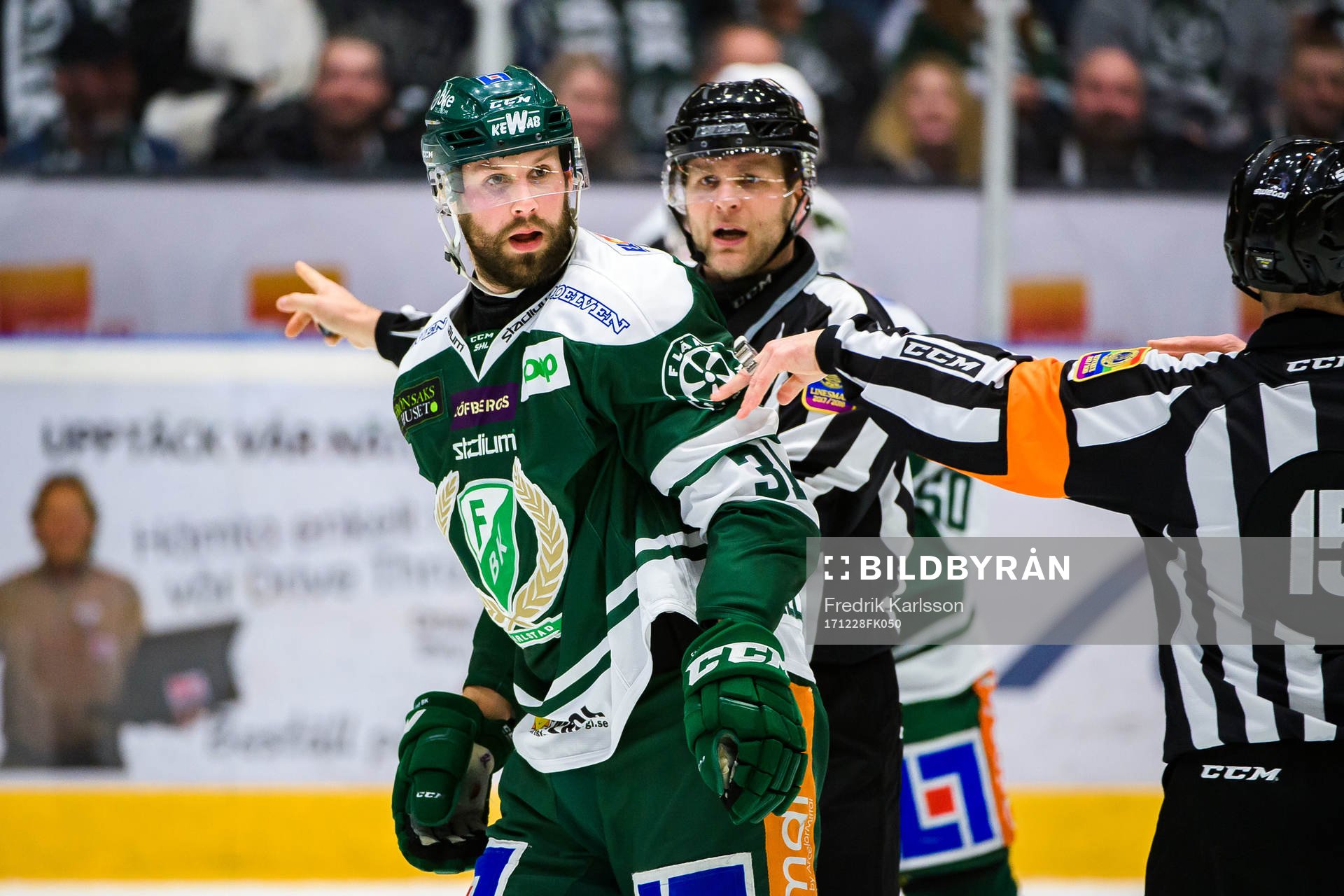 Färjestads Dick Axelsson har en diskussion med Domare