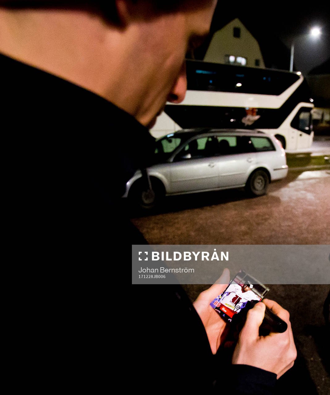 Örebros Kalle Olsson skriver autograf