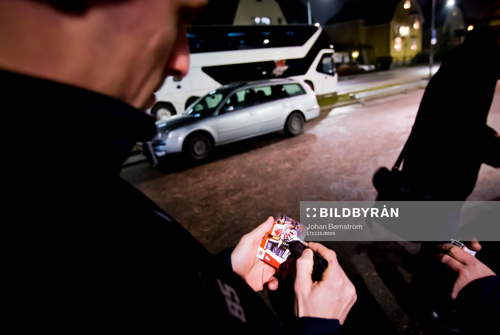 Örebros Kalle Olsson skriver autograf
