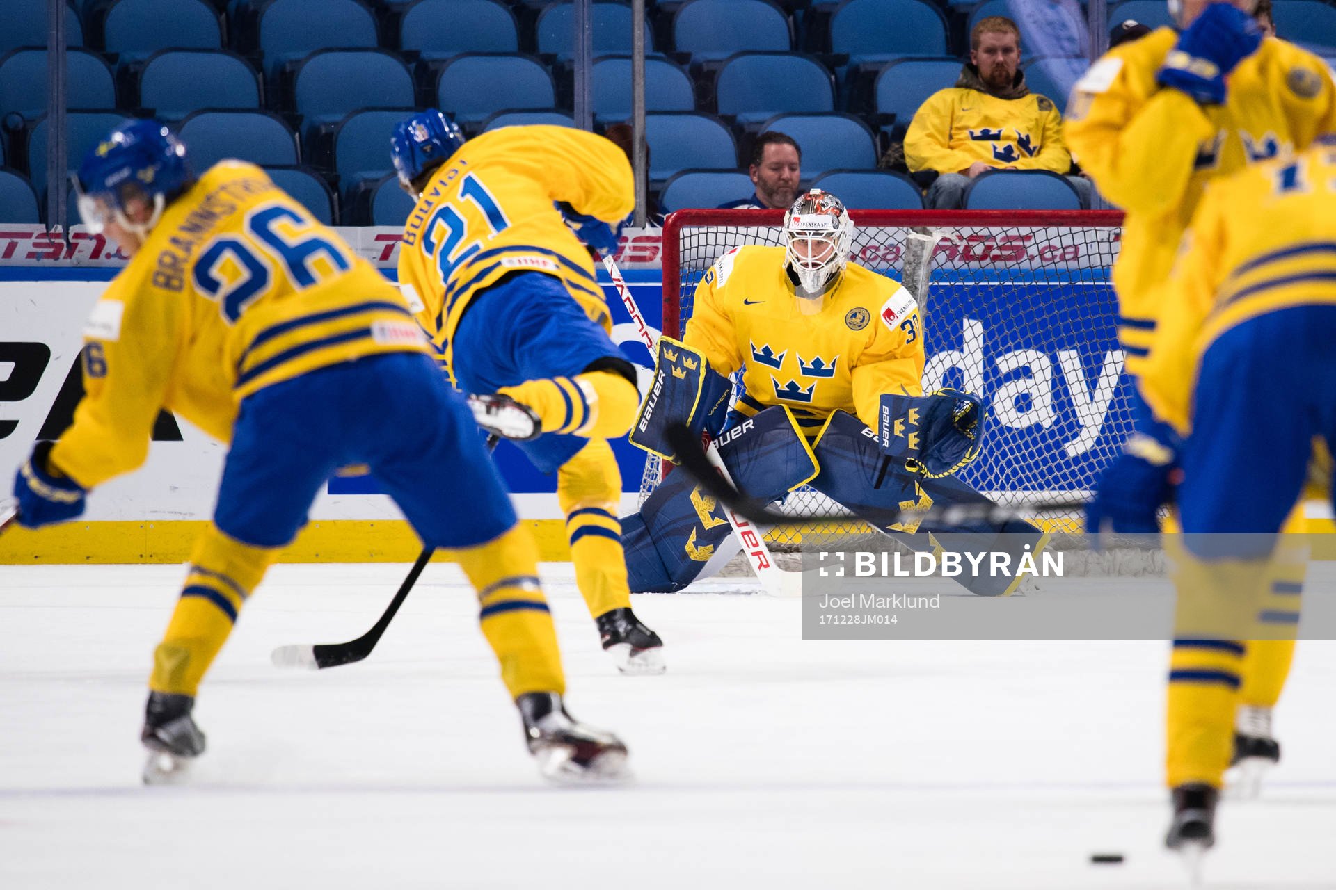 Sveriges spelare värmer upp med målvakt Filip Gustavsson