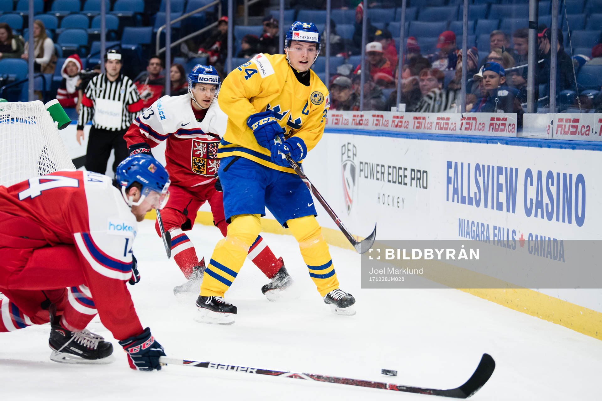 Sveriges Lias Andersson i kamp mot Tjeckiens Ondrej Vala