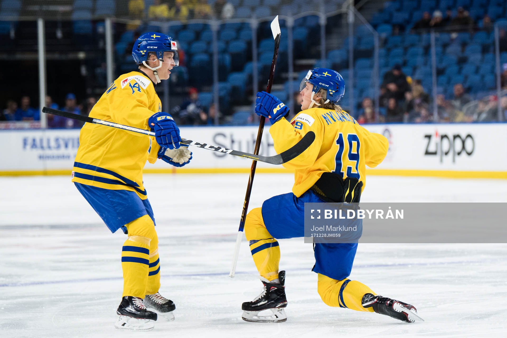 Sveriges Elias Pettersson och Alexander Nylander jublar