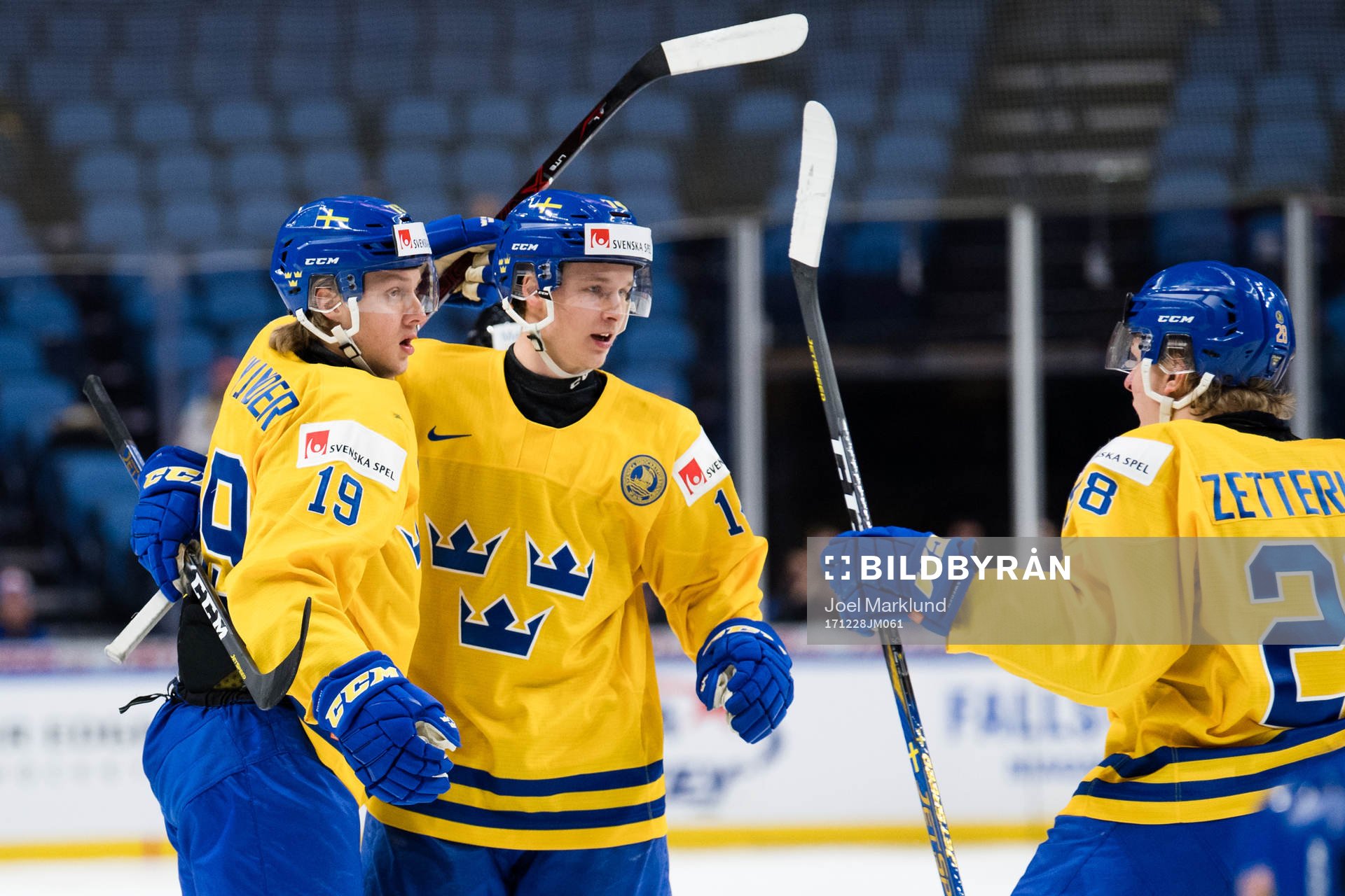 Sveriges Alexander Nylander och Elias Pettersson jublar
