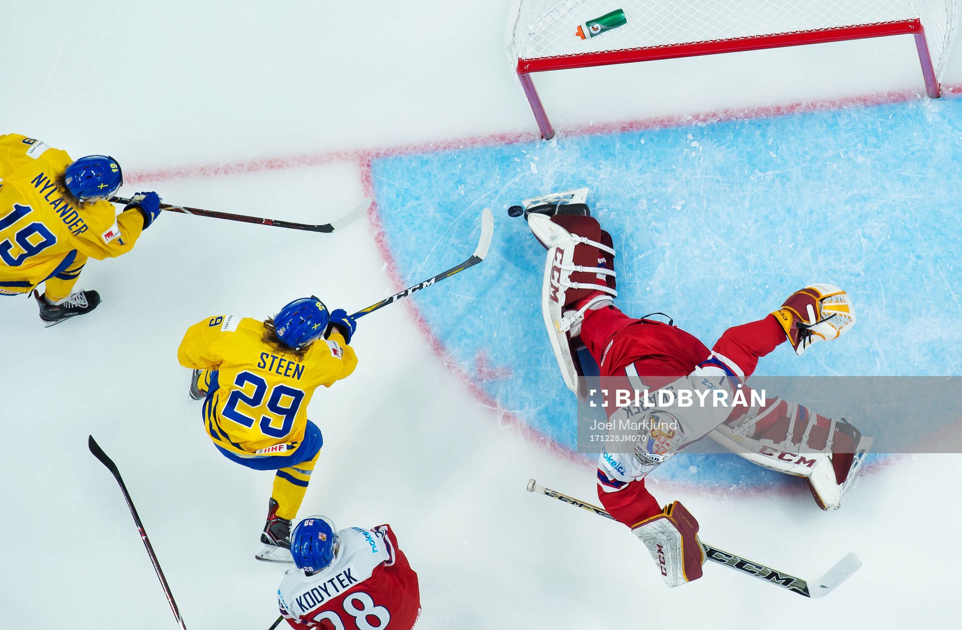 Sveriges Alexander Nylander och Oskar Steen oroar framför