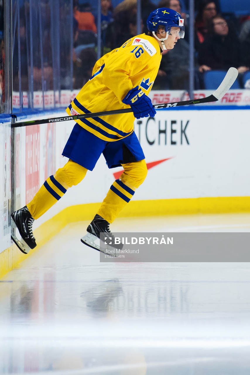 Sveriges Linus Lindström gör entré till ishockeymatchen