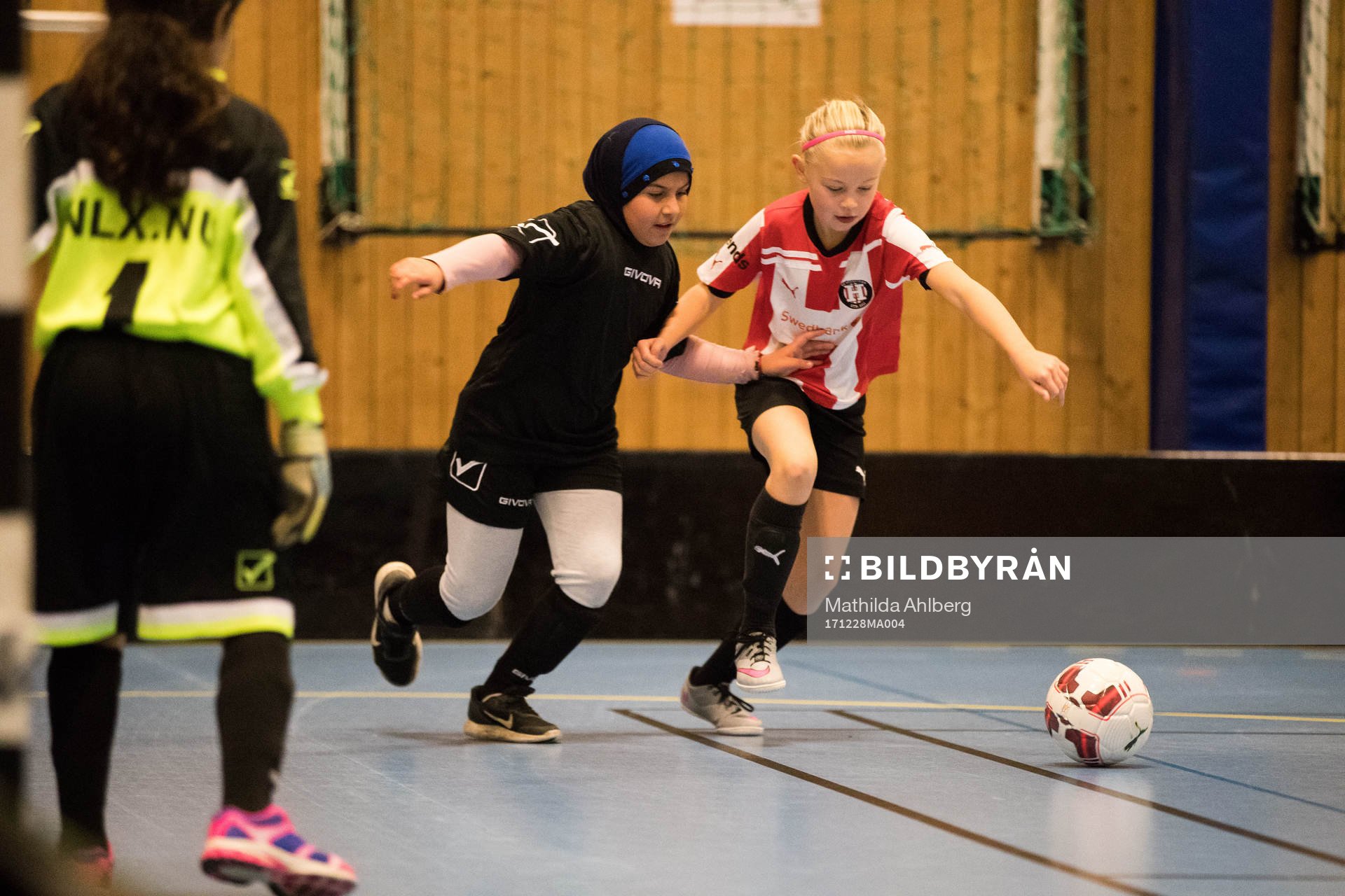 Flickor ur FC Rosengård och Höllviken spelar