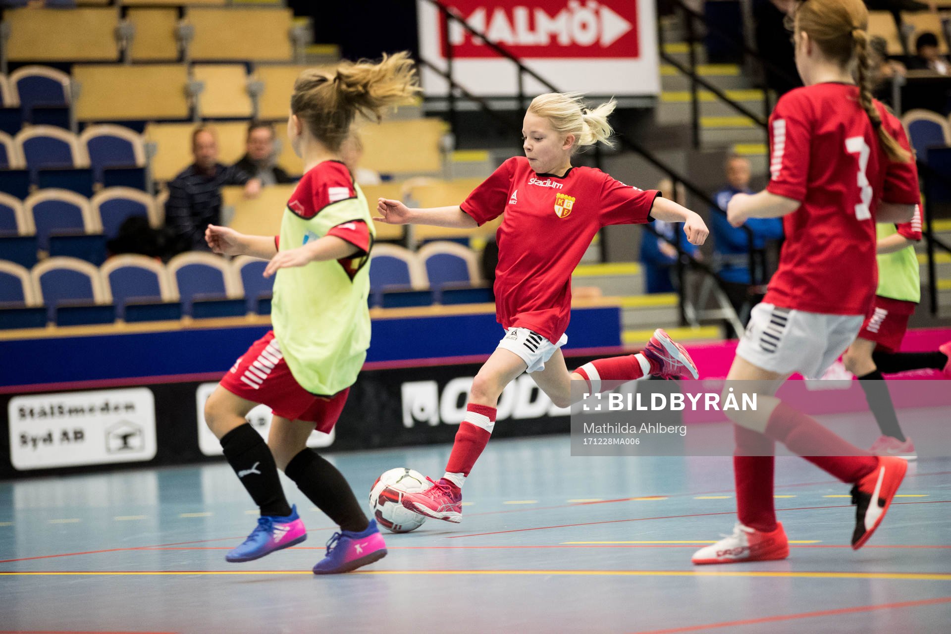 En flicka driver med bollen