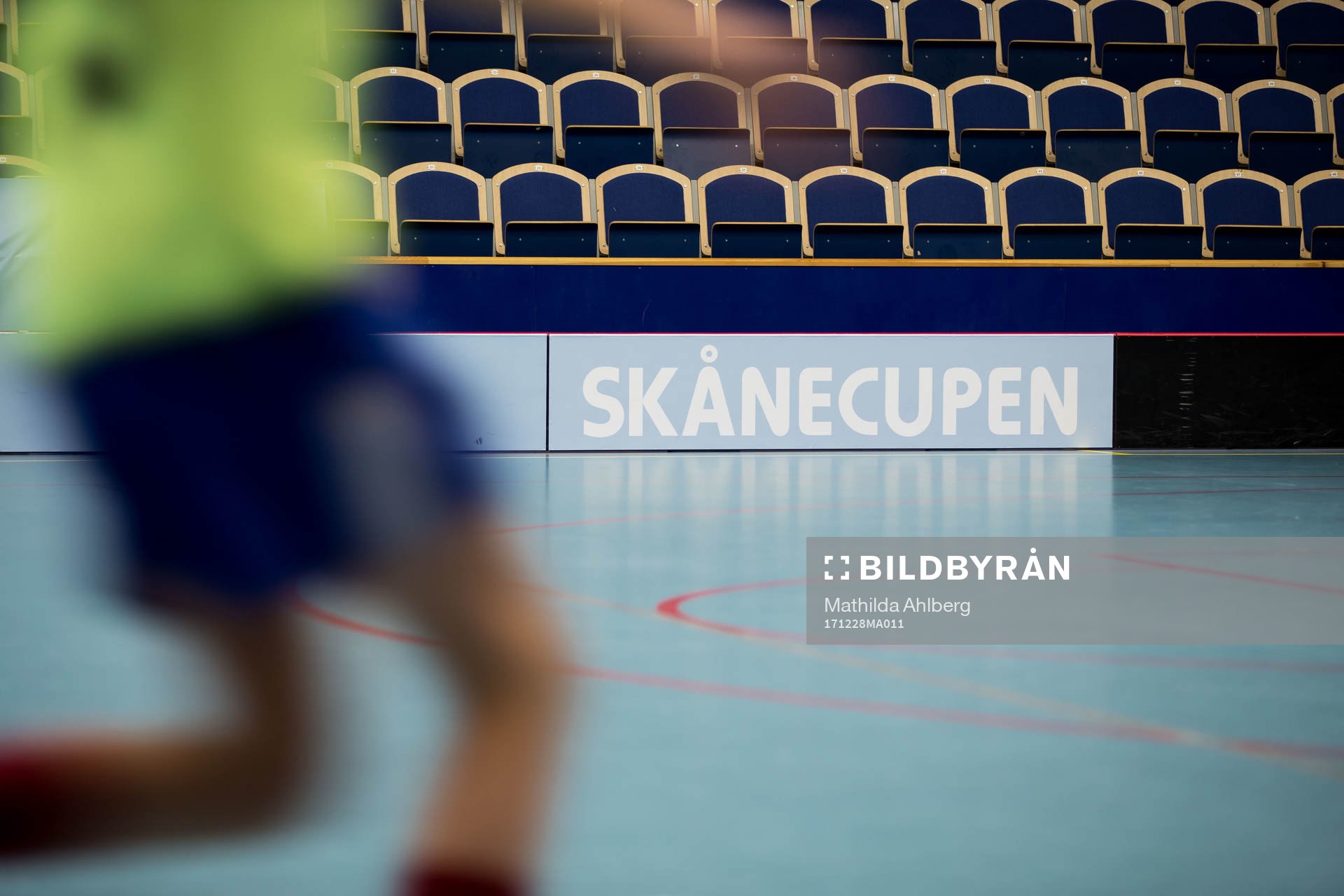 Spelare springer framför en skylt med texten Skånecupen