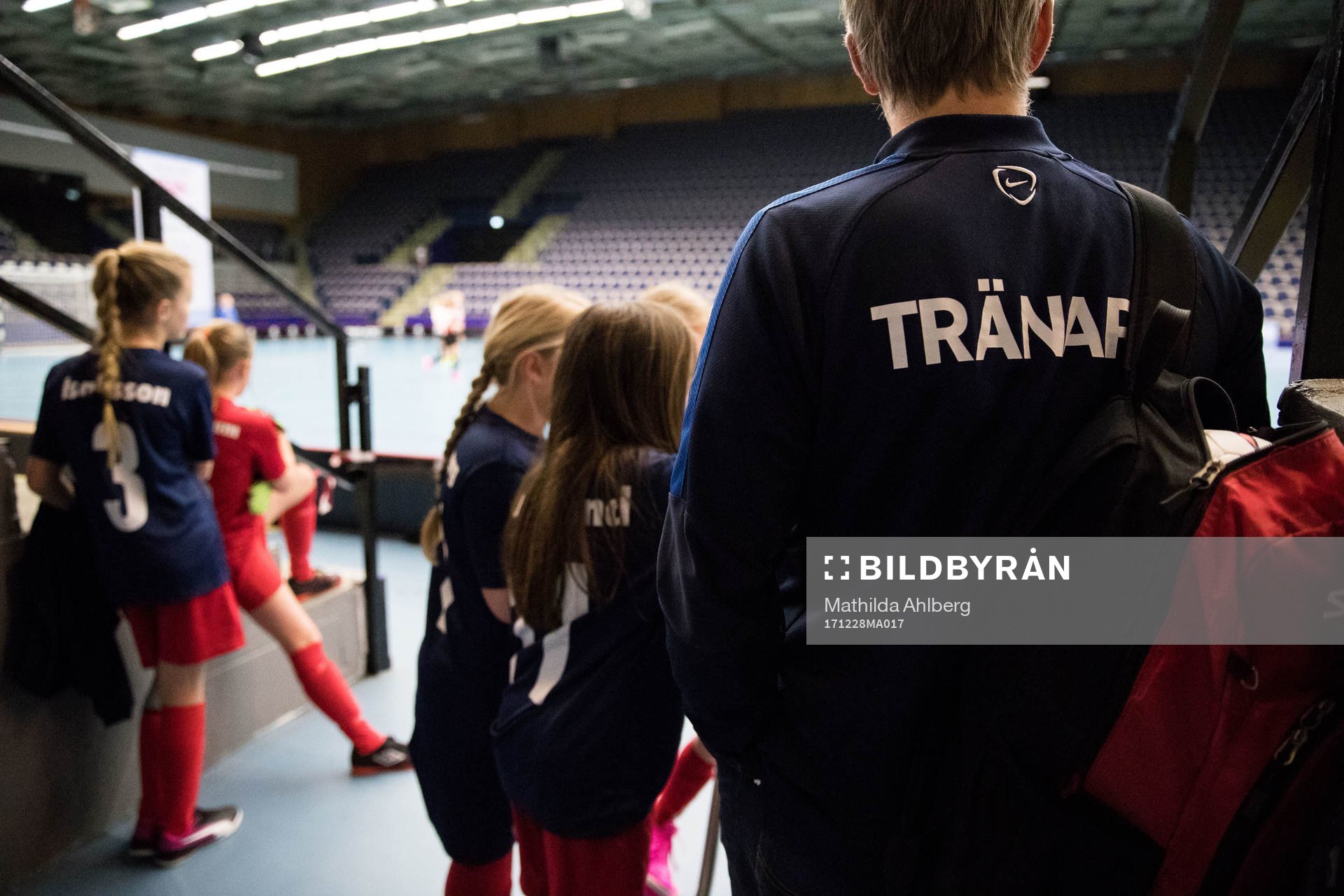 Tränare och spelare följer spelet