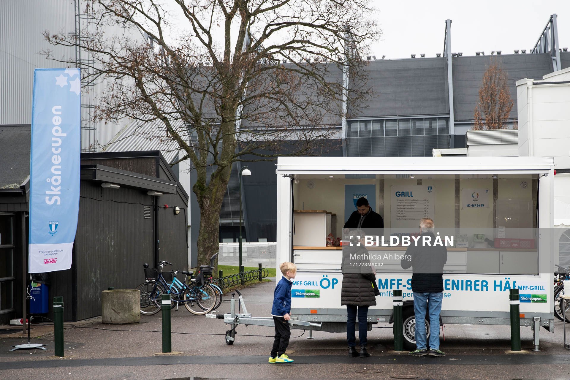 Vimpel med texten Skånecupen samt matvagn