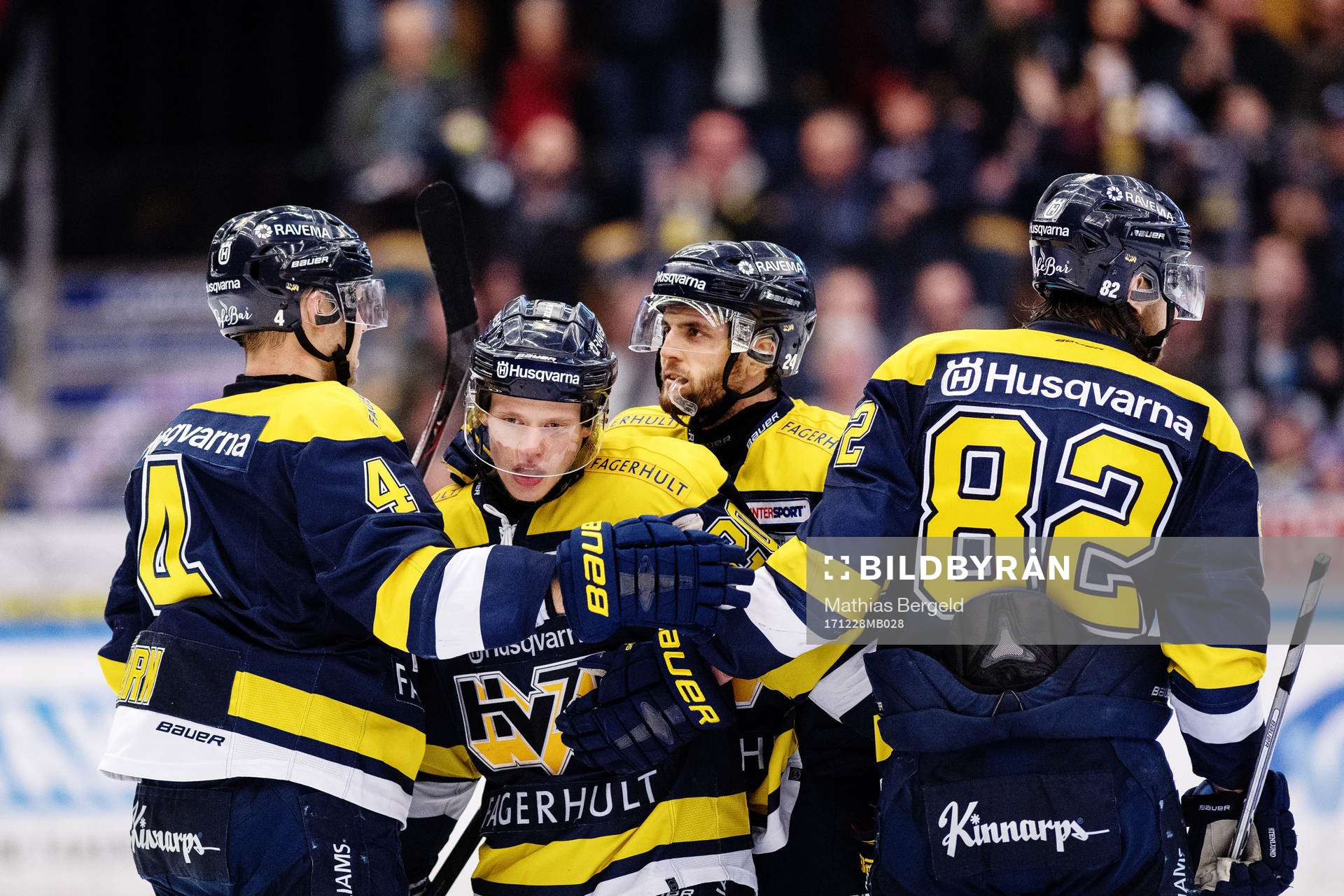 s Max Wärn och Kevin Stenlund jublar med målskytten till