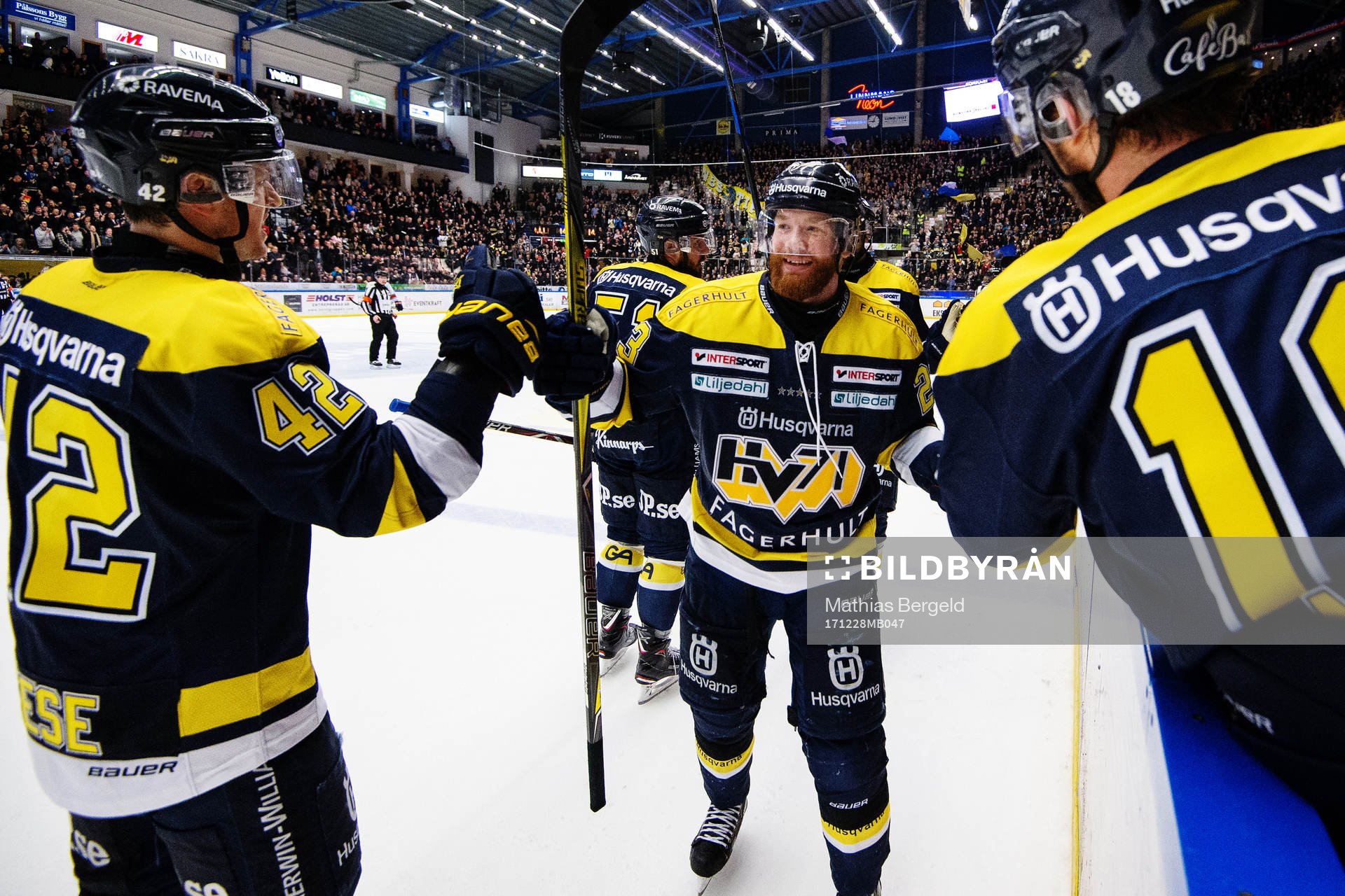 s Robin Figren jublar med Dylan Reese och Topi Jaakola