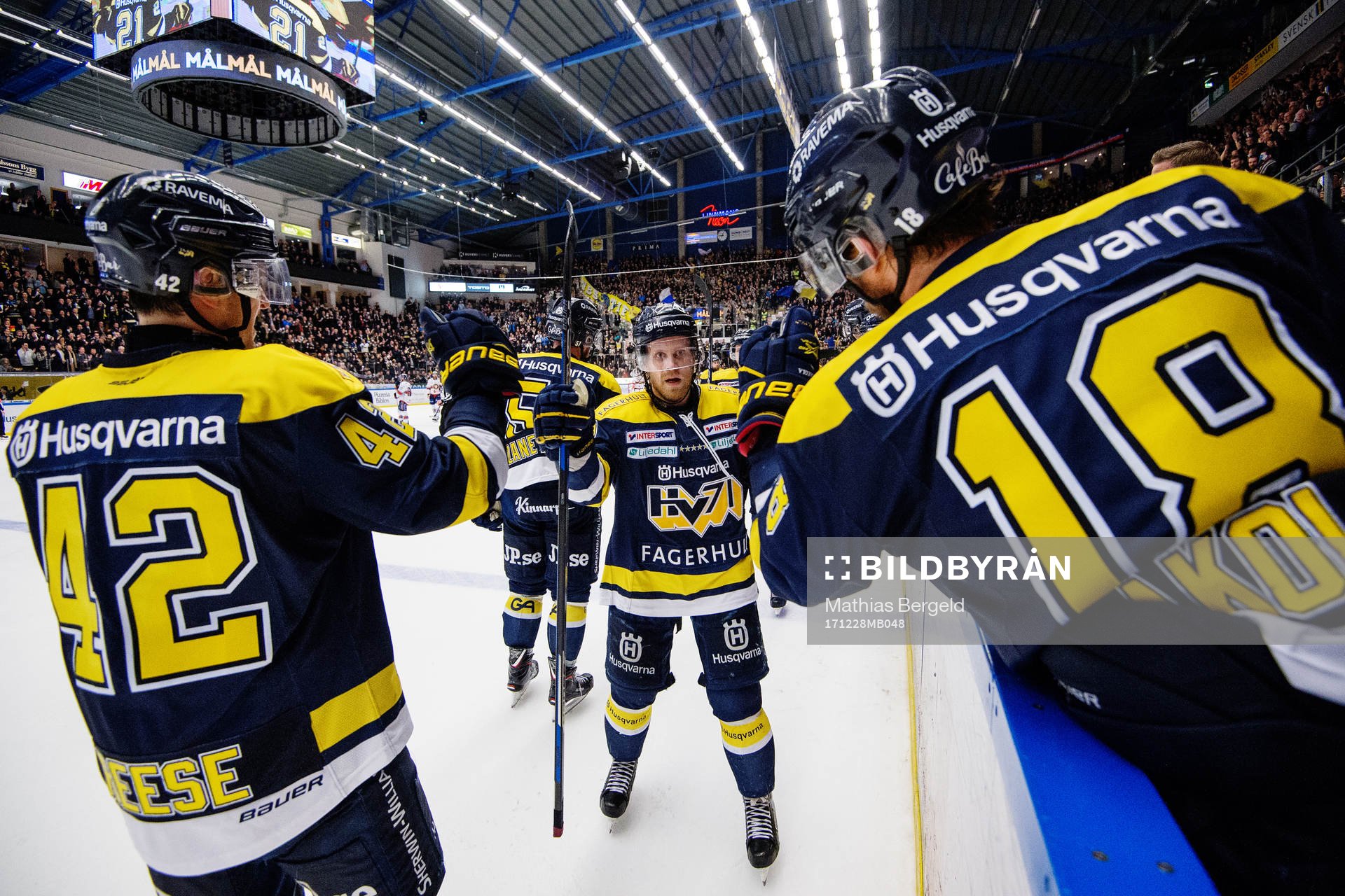 s Dylan Reese och Topi Jaakola jublar med Mattias Tedenby