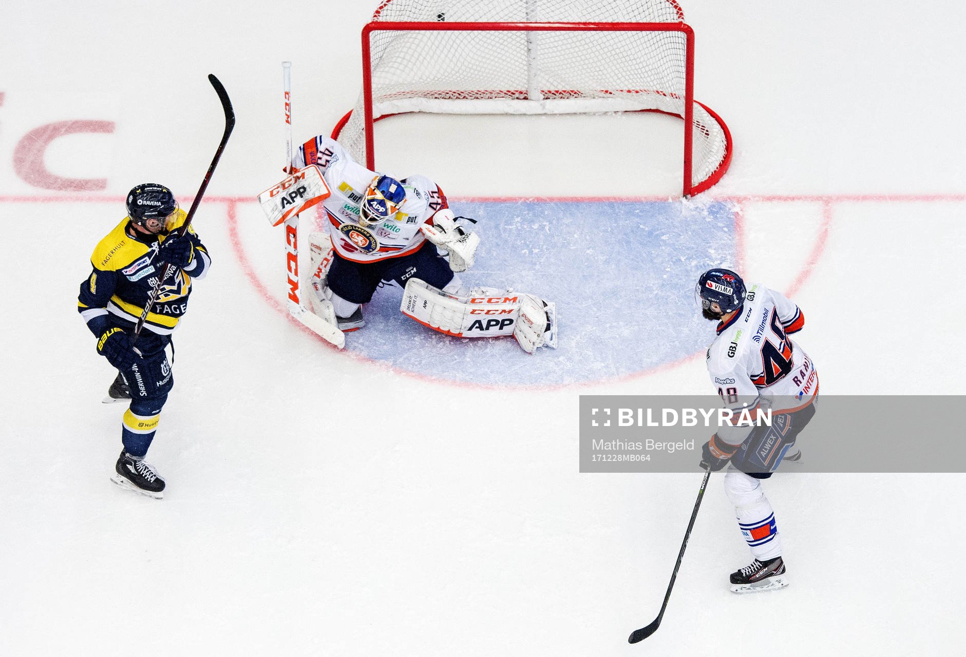 s Max Wärn och Växjös Daniel Rahimi ser pucken gå in