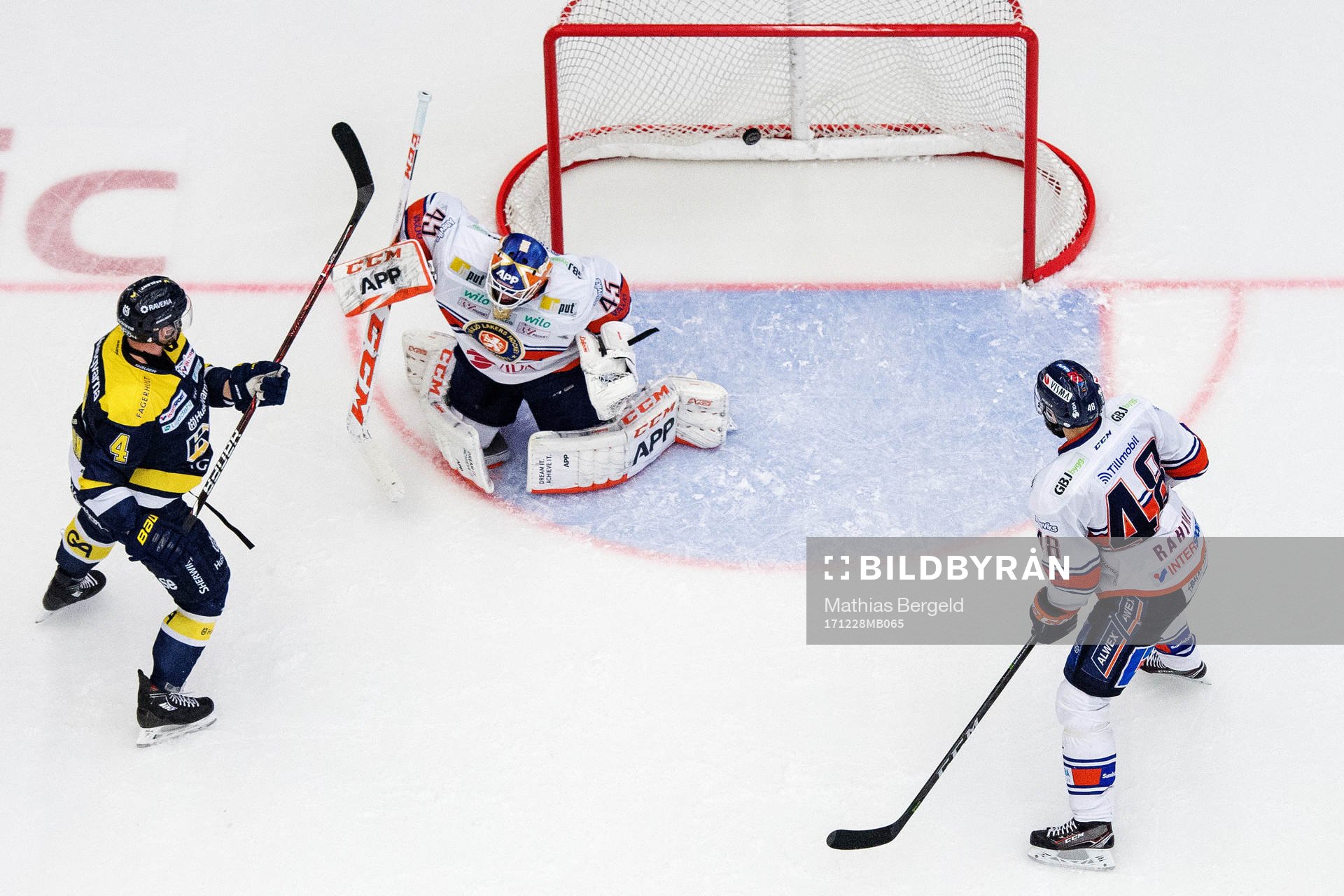s Max Wärn och Växjös Daniel Rahimi ser pucken gå in
