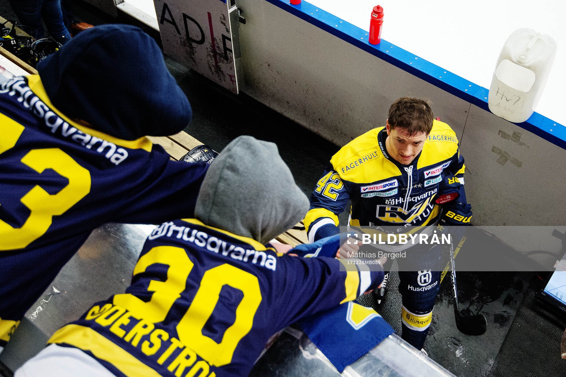 Två unga HV71-supportrar sträcker händerna mot Dylan