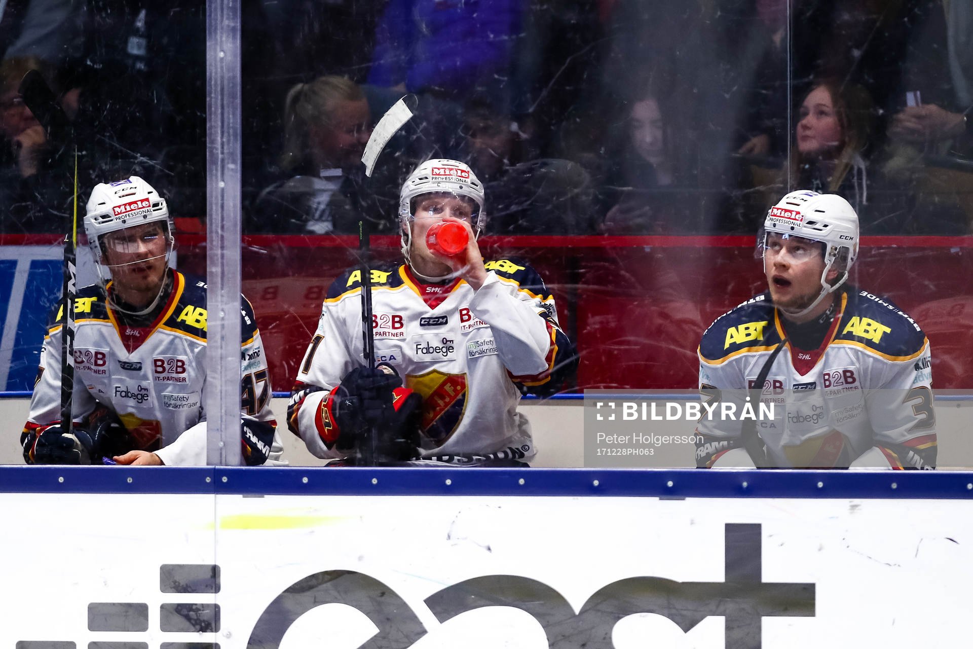 Tre spelare i Djurgårdens utvisningsbås