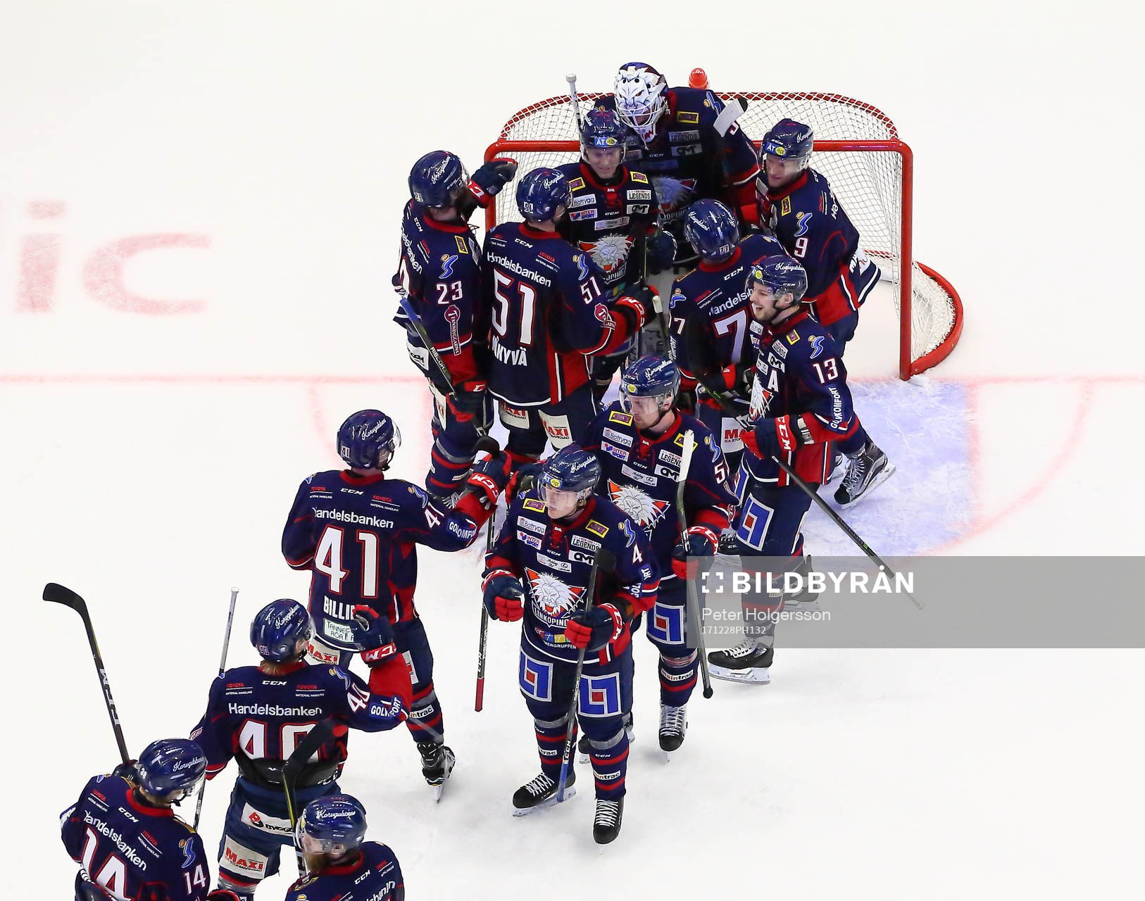 Linköpings målvakt Jonas Gustavsson tackas av Linköpings