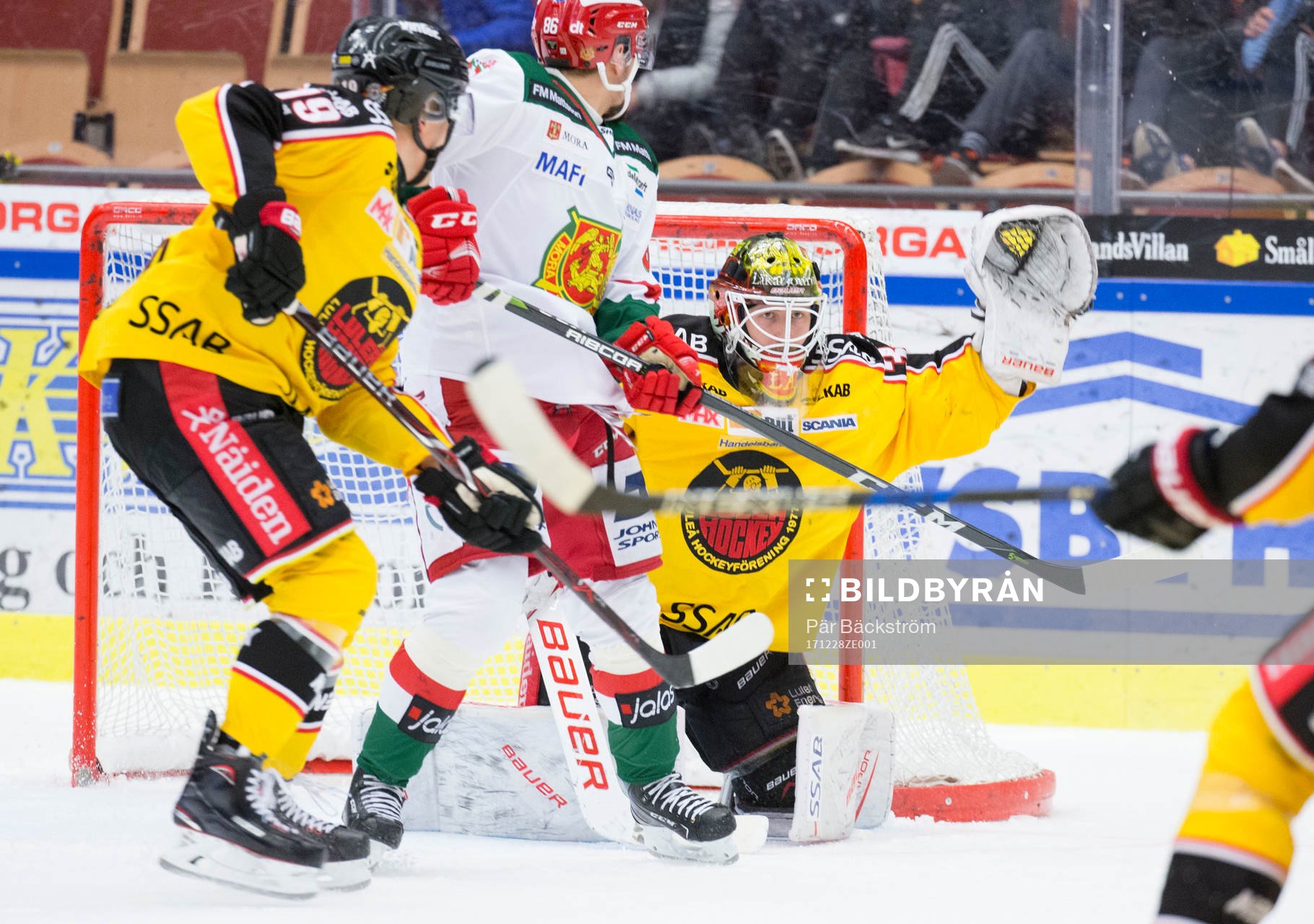 Luleås målvakt Joel Lassinantti räddar ett skott