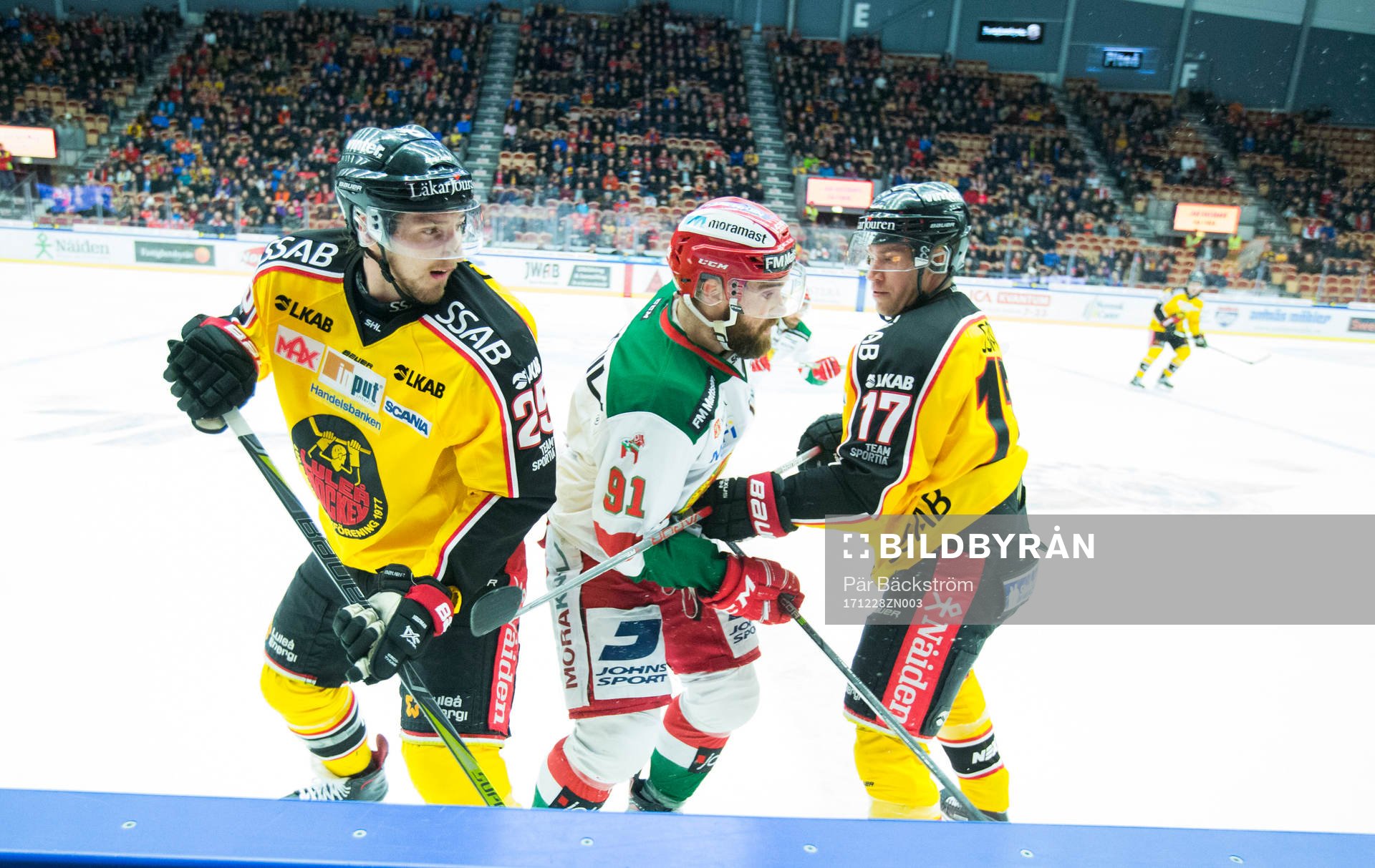 Luleås Anton Hedman och Andreas Falk stoppar Moras Jacob