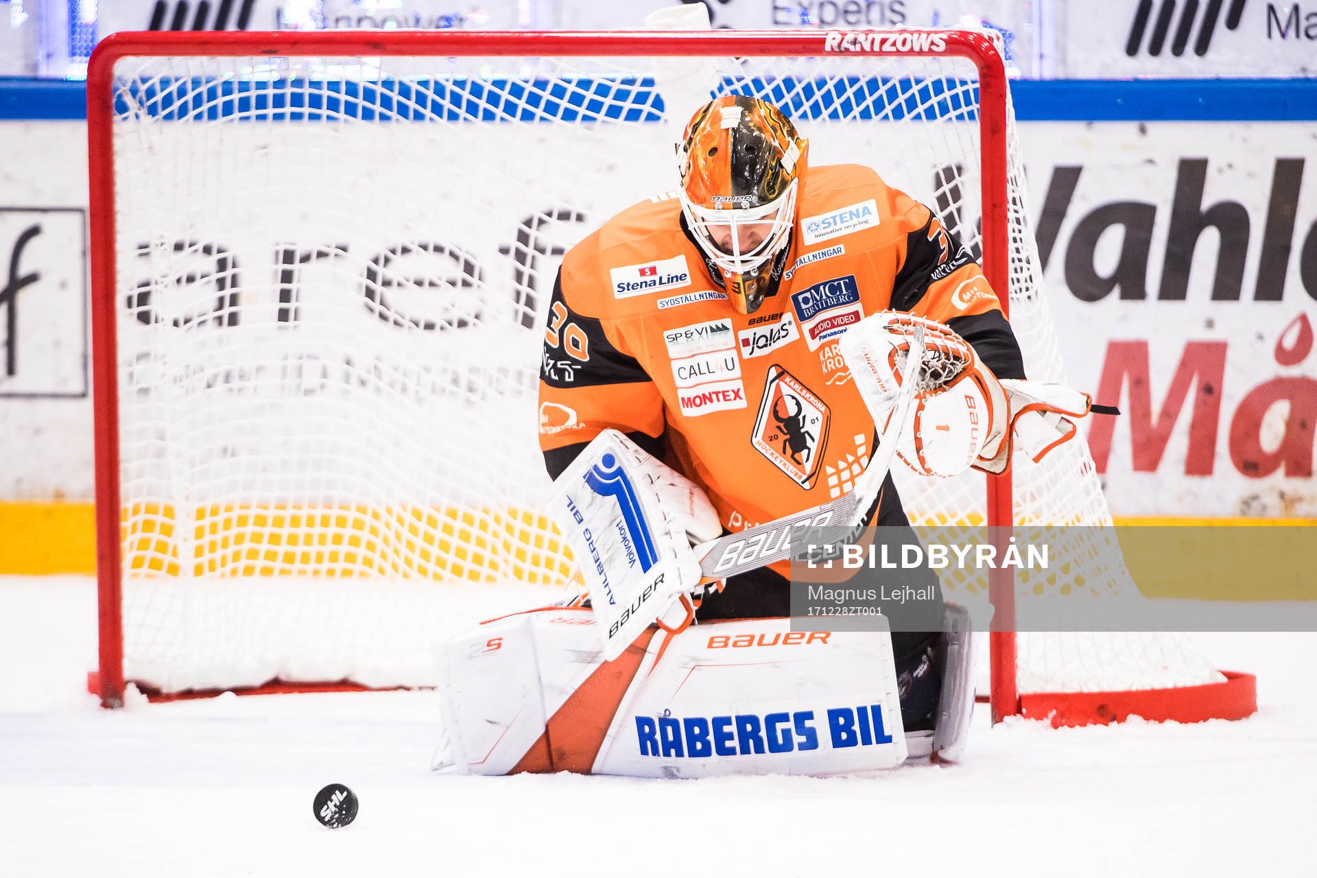 Karlskronas målvakt Henrik Lundberg räddar