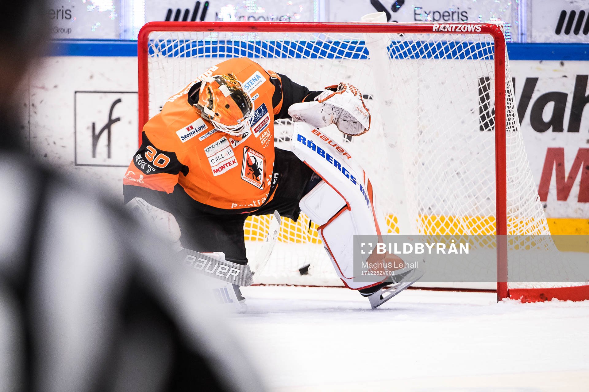 Karlskronas målvakt Henrik Lundberg ser pucken i mål