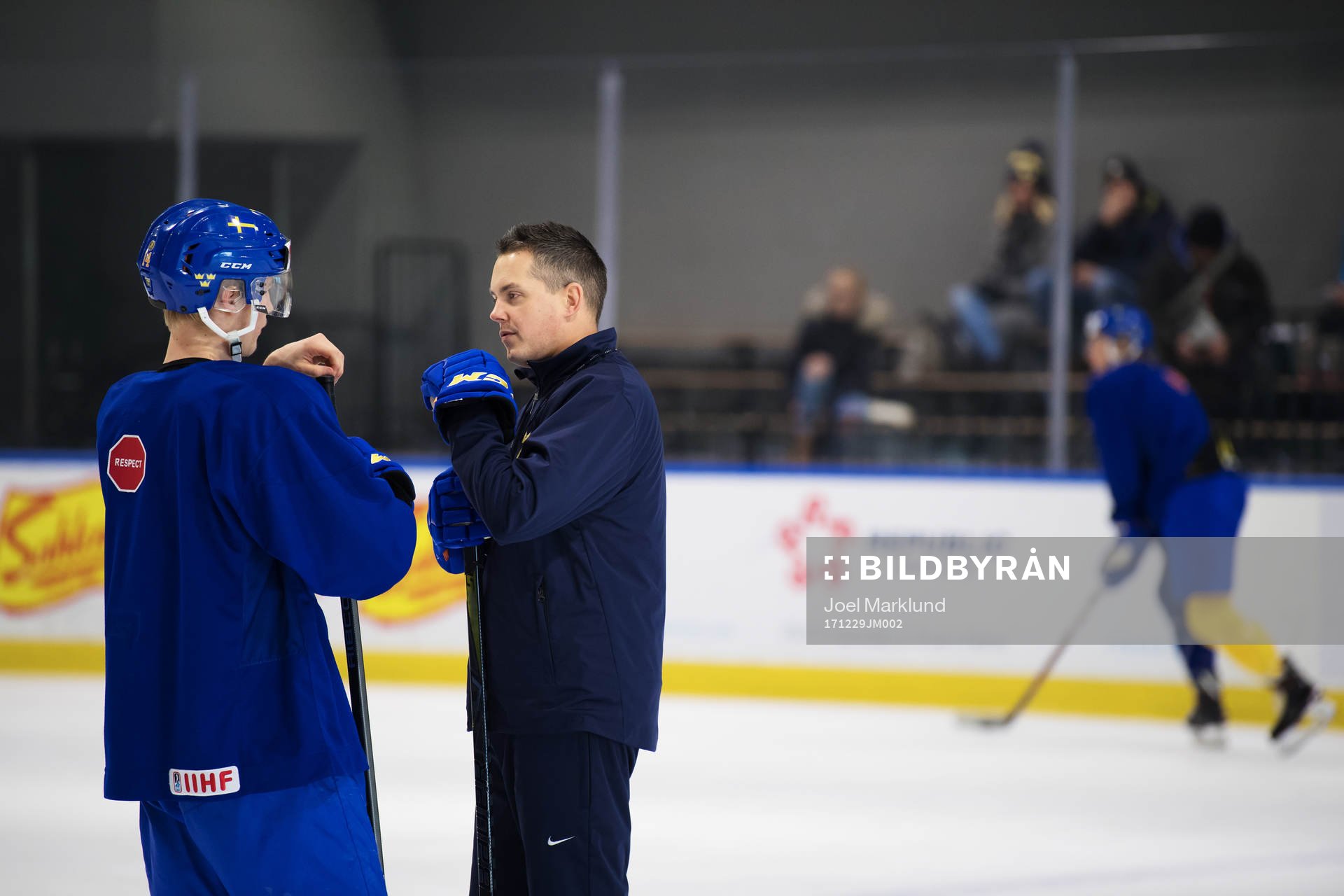 Elias Pettersson i samtal med förbundskapten Tomas Montén