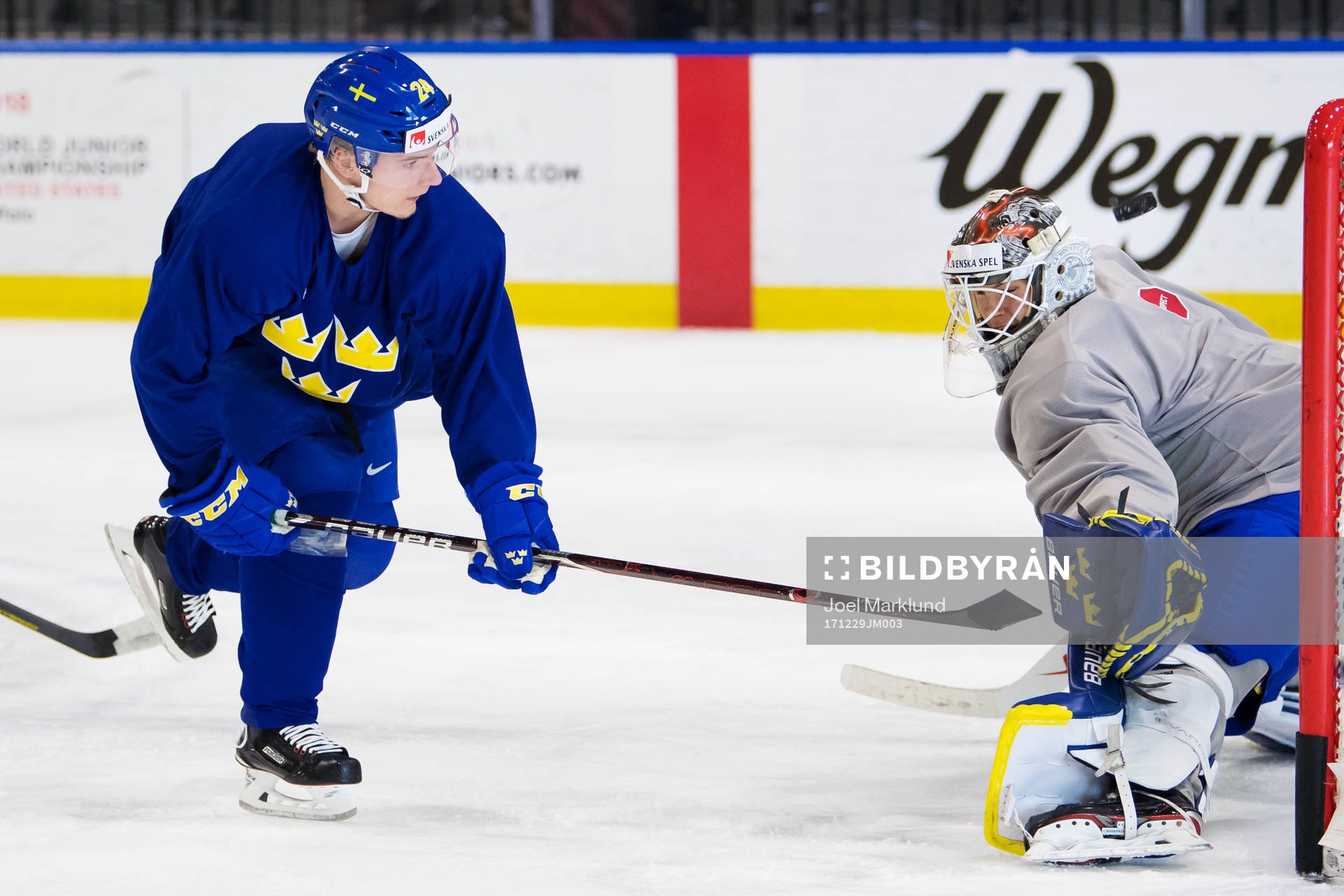 Lias Andersson och målvakten Filip Gustavsson på Sveriges