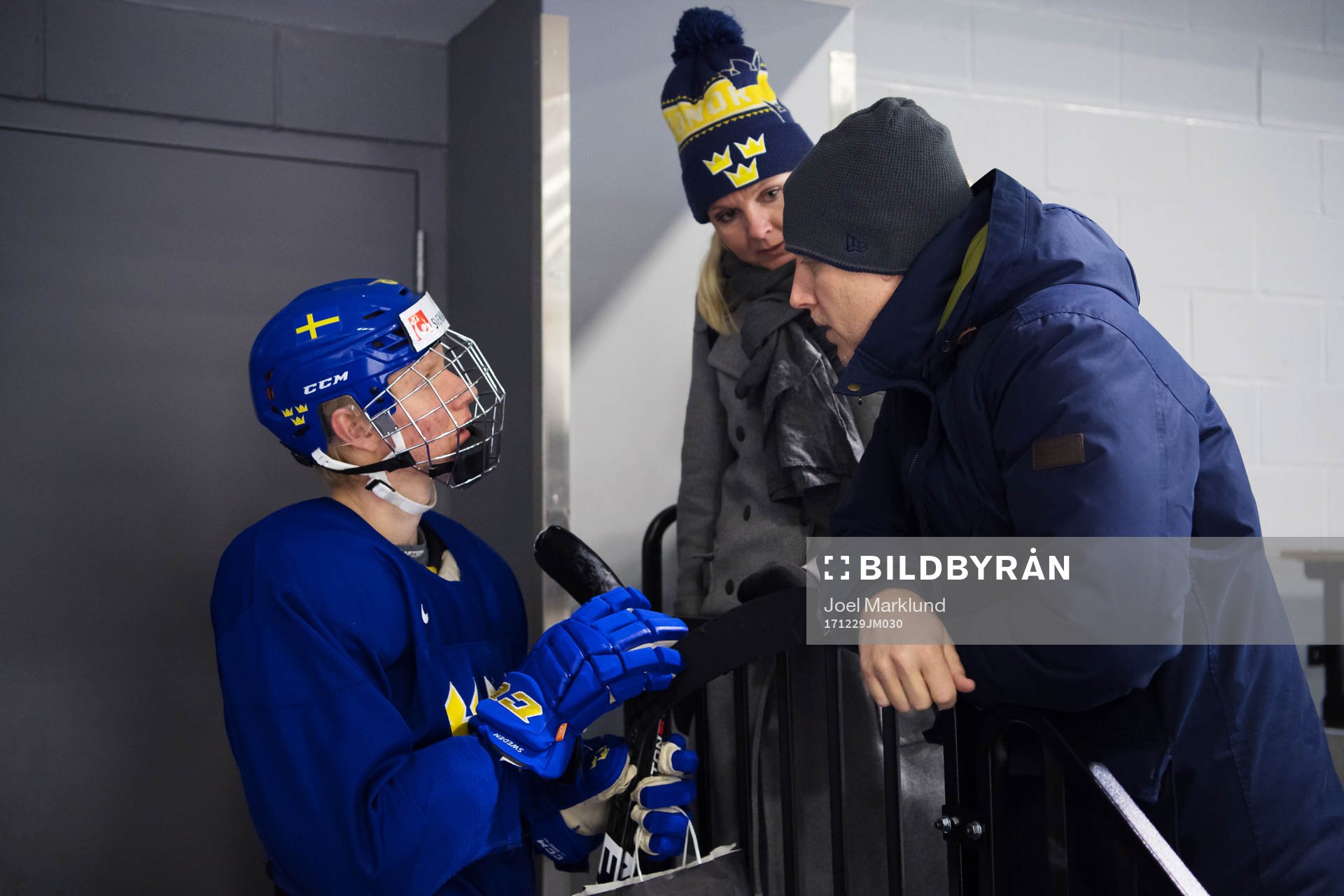 Rasmus Dahlin pratar med sin mamma Åsa och pappa Martin