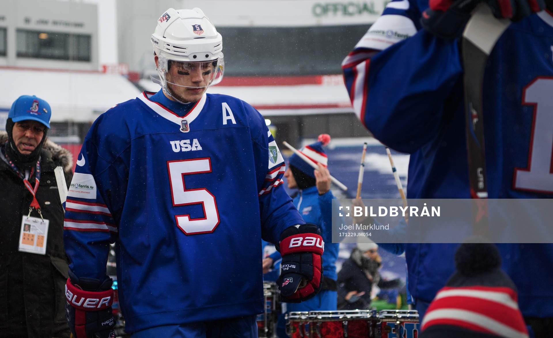 s Ryan Lindgren innan ishockeymatchen i JVM mellan Kanada