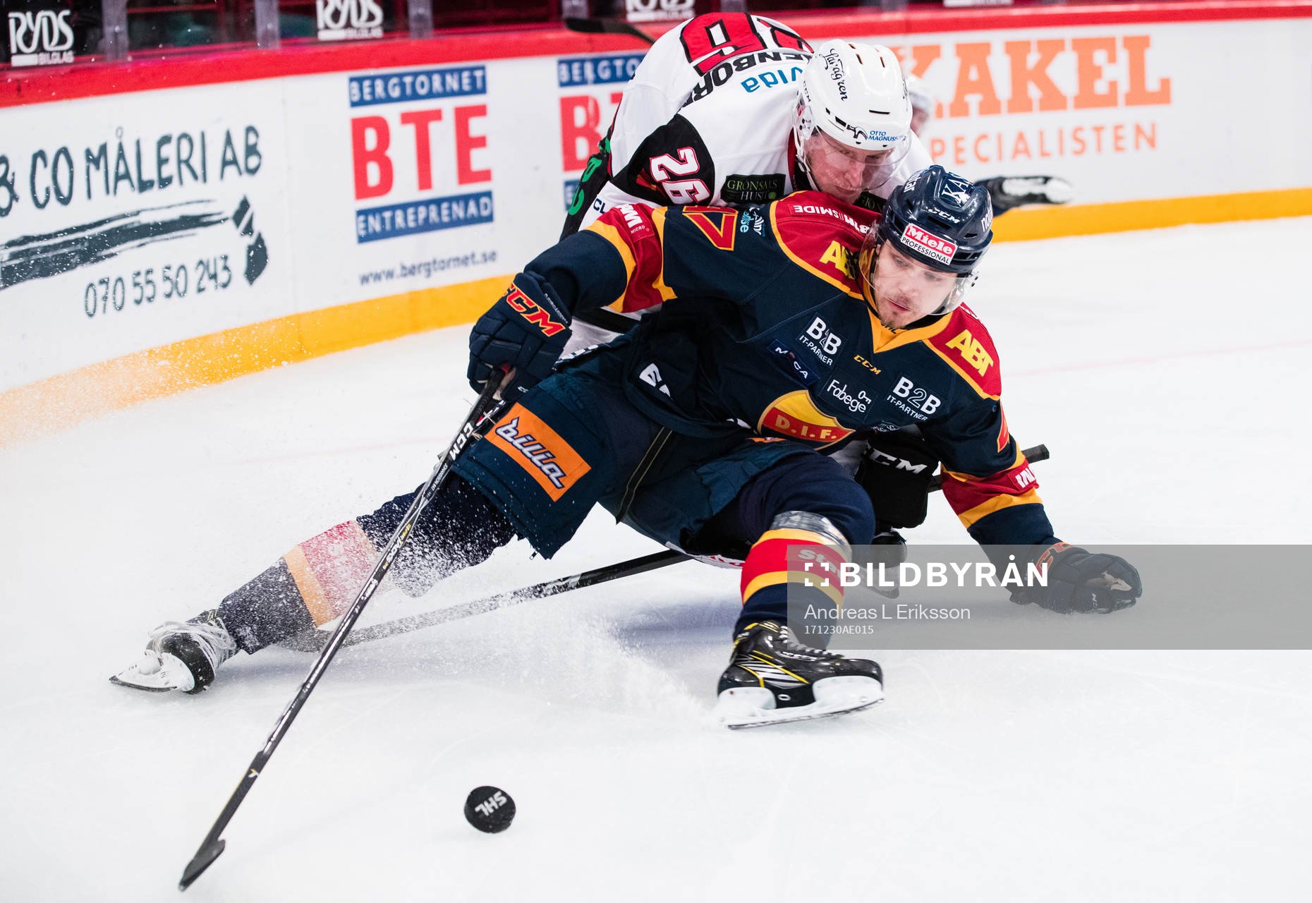 Malmö Redhawks Axel Wemmenblorn i kamp om pucken med