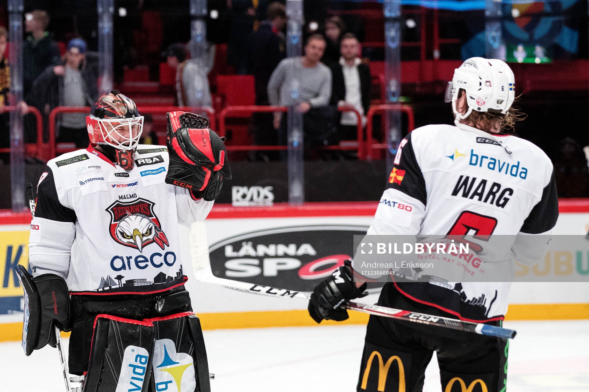 Malmö Redhawks målvakt Oscar Alsenfelt jublar