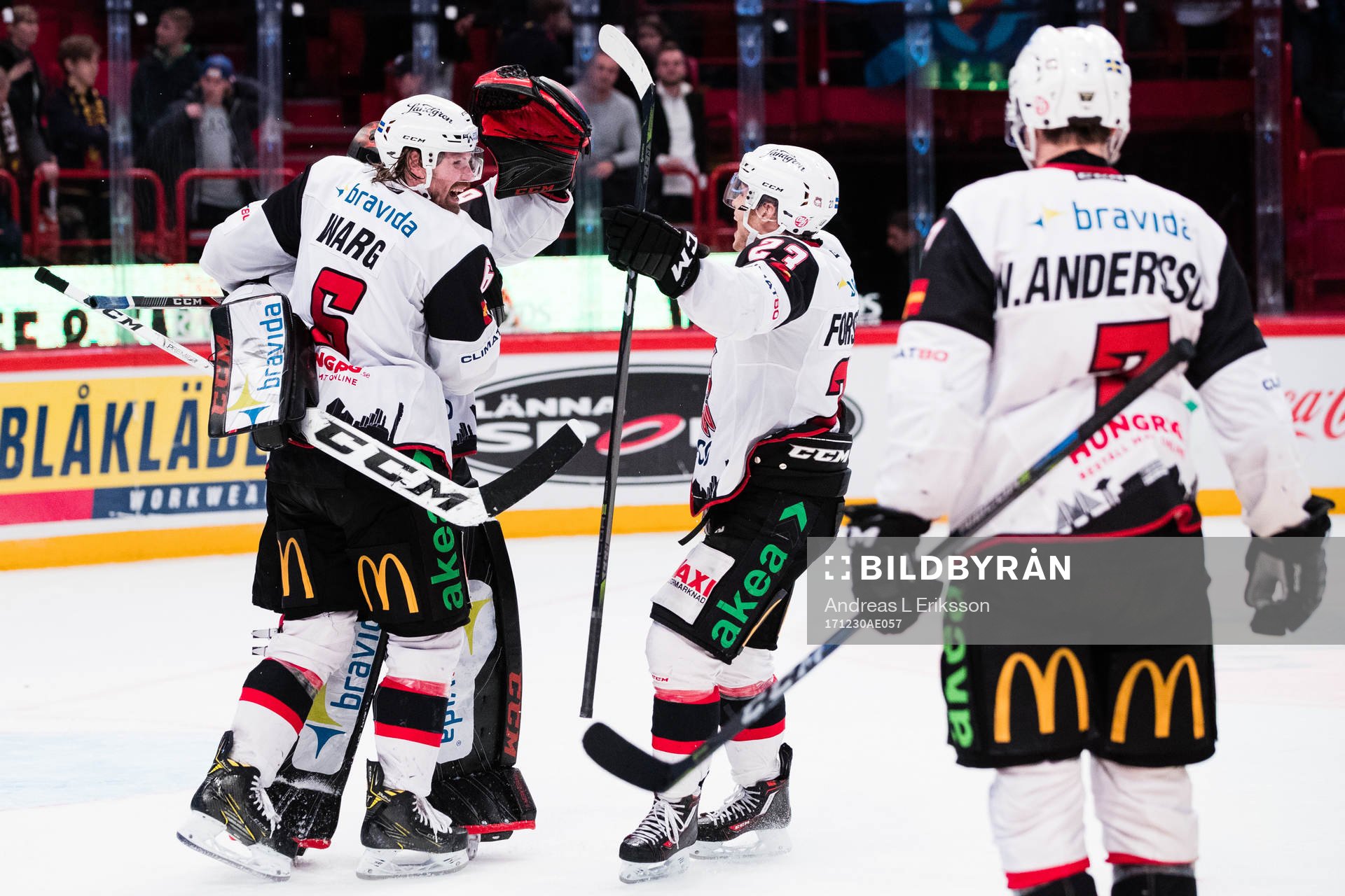 Malmö Redhawks Stefan Warg och Christoffer Forsberg jublar