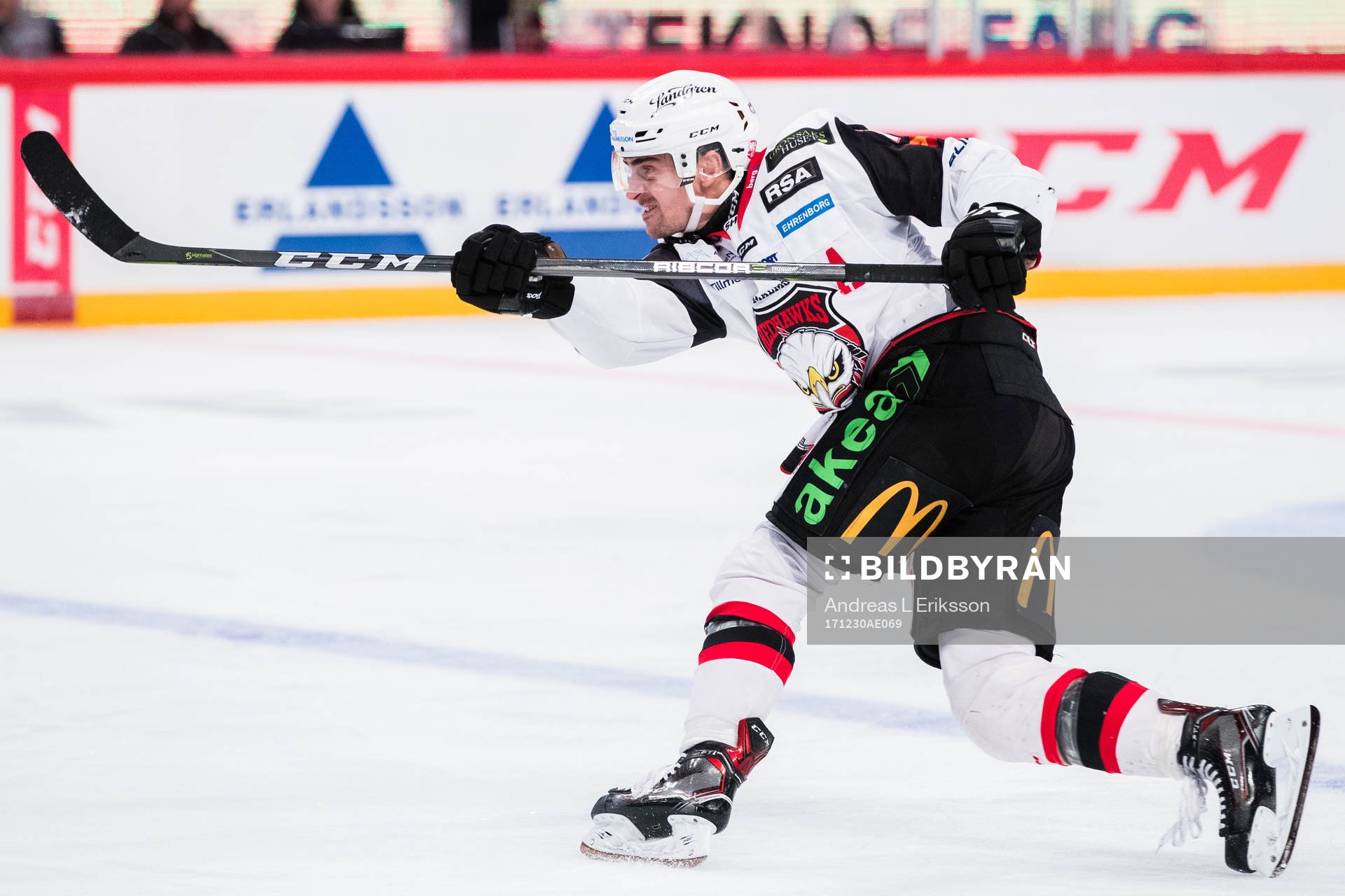 Malmö Redhawks Nils Andersson med ett skott