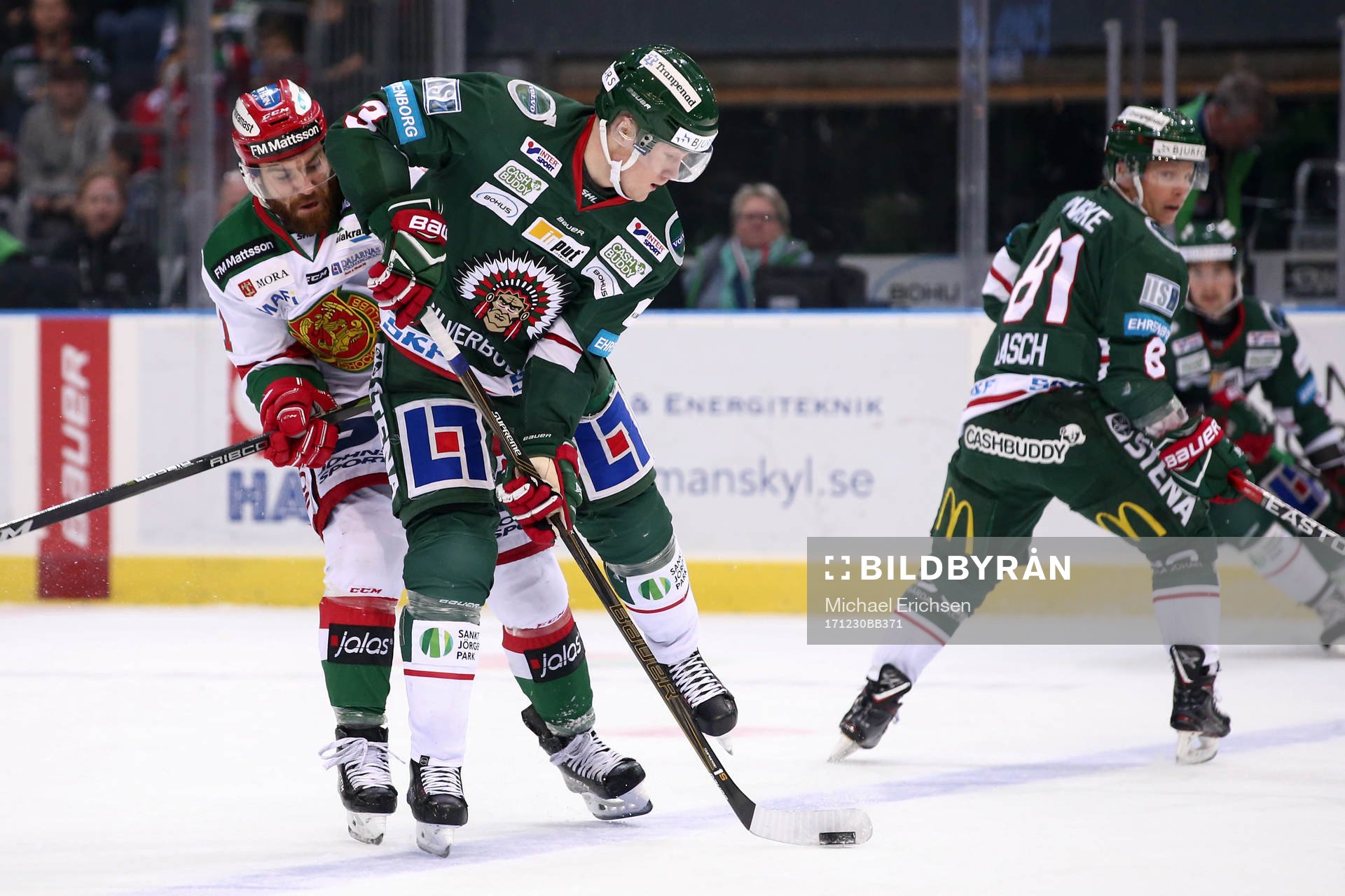 Frölundas Carl Grundström och Moras Jacob Lagacé i kamp