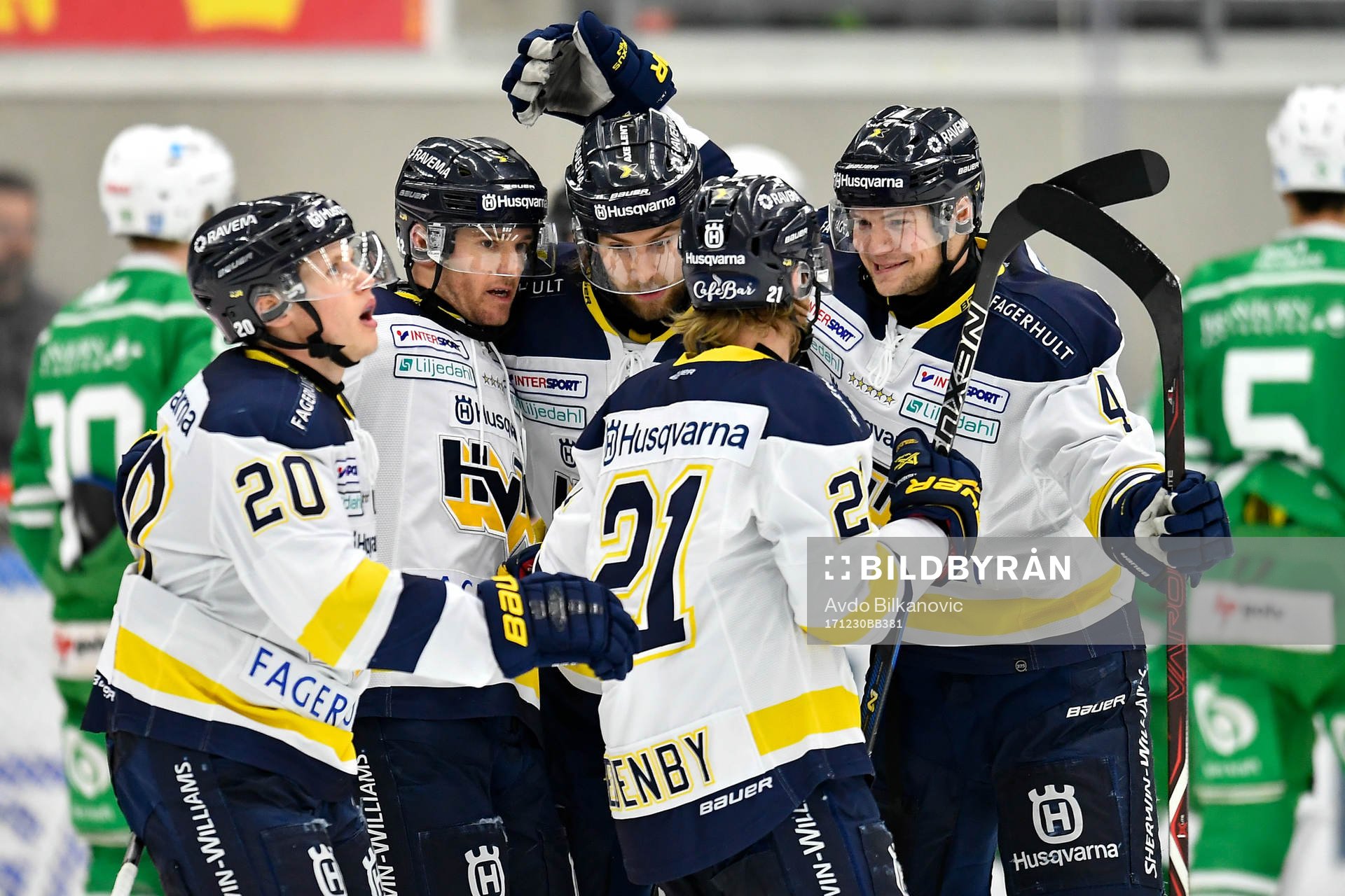 s Mattias Tedenby jublar med Lawrence Pilut, Stefan