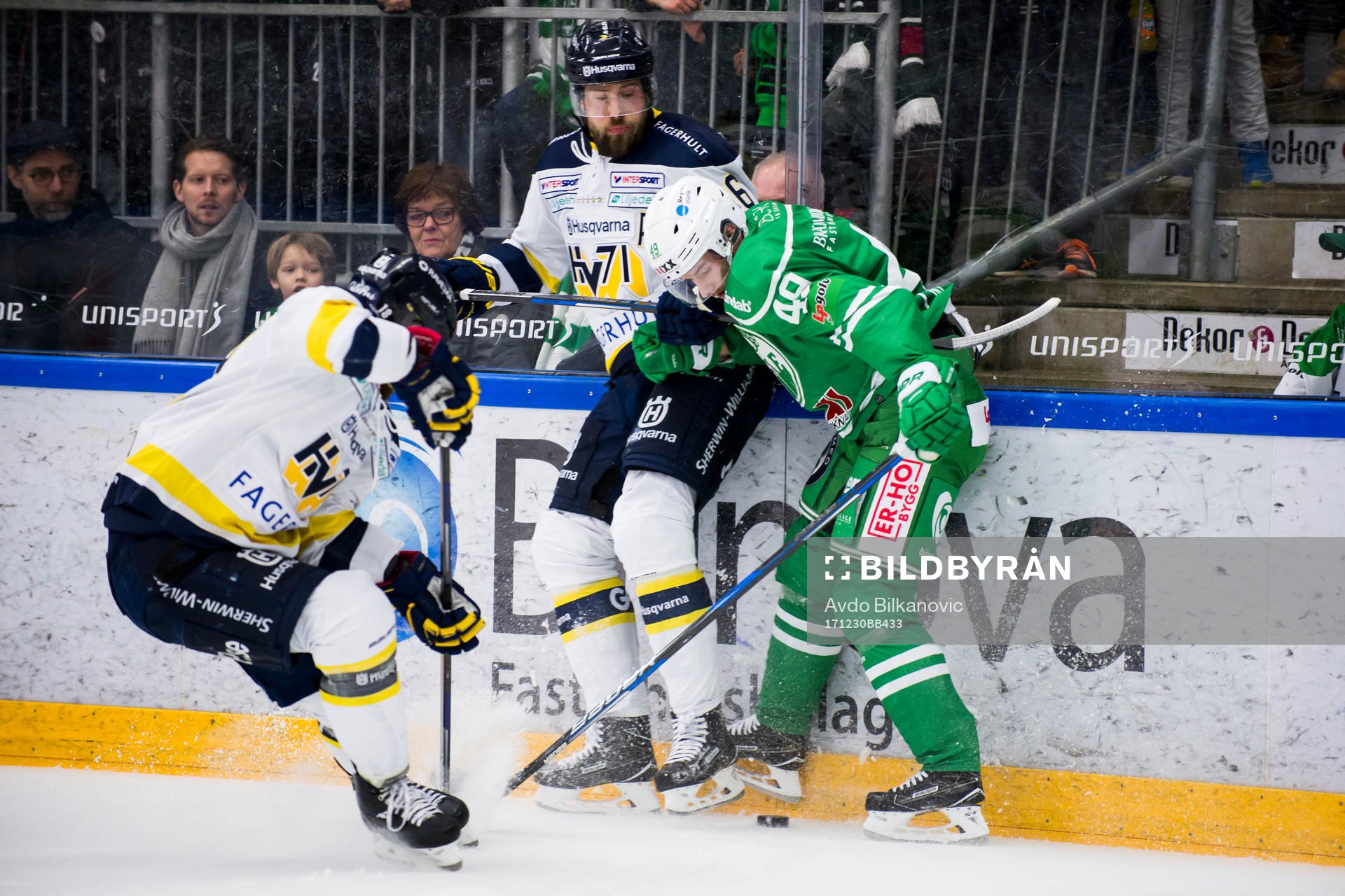 Rögles Sebastian Collberg och HV71 Topi Jaakola och