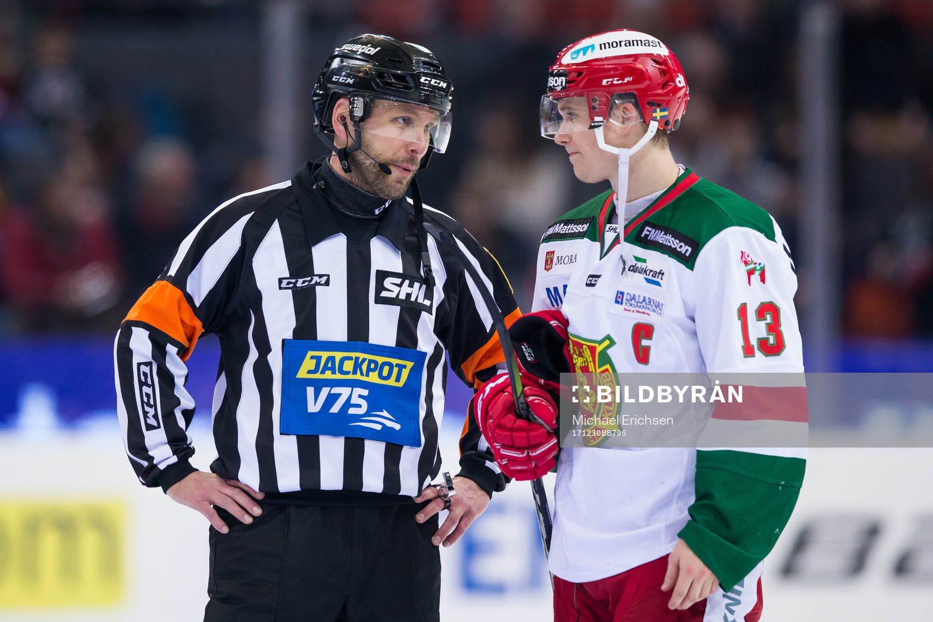 Domare Marcus Linde pratar med Moras Emil Bejmo