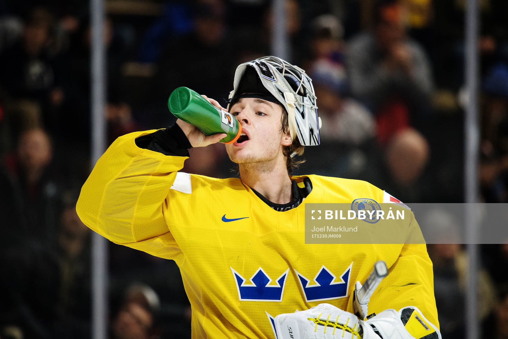 Sveriges målvakt Filip Larsson dricker vatten