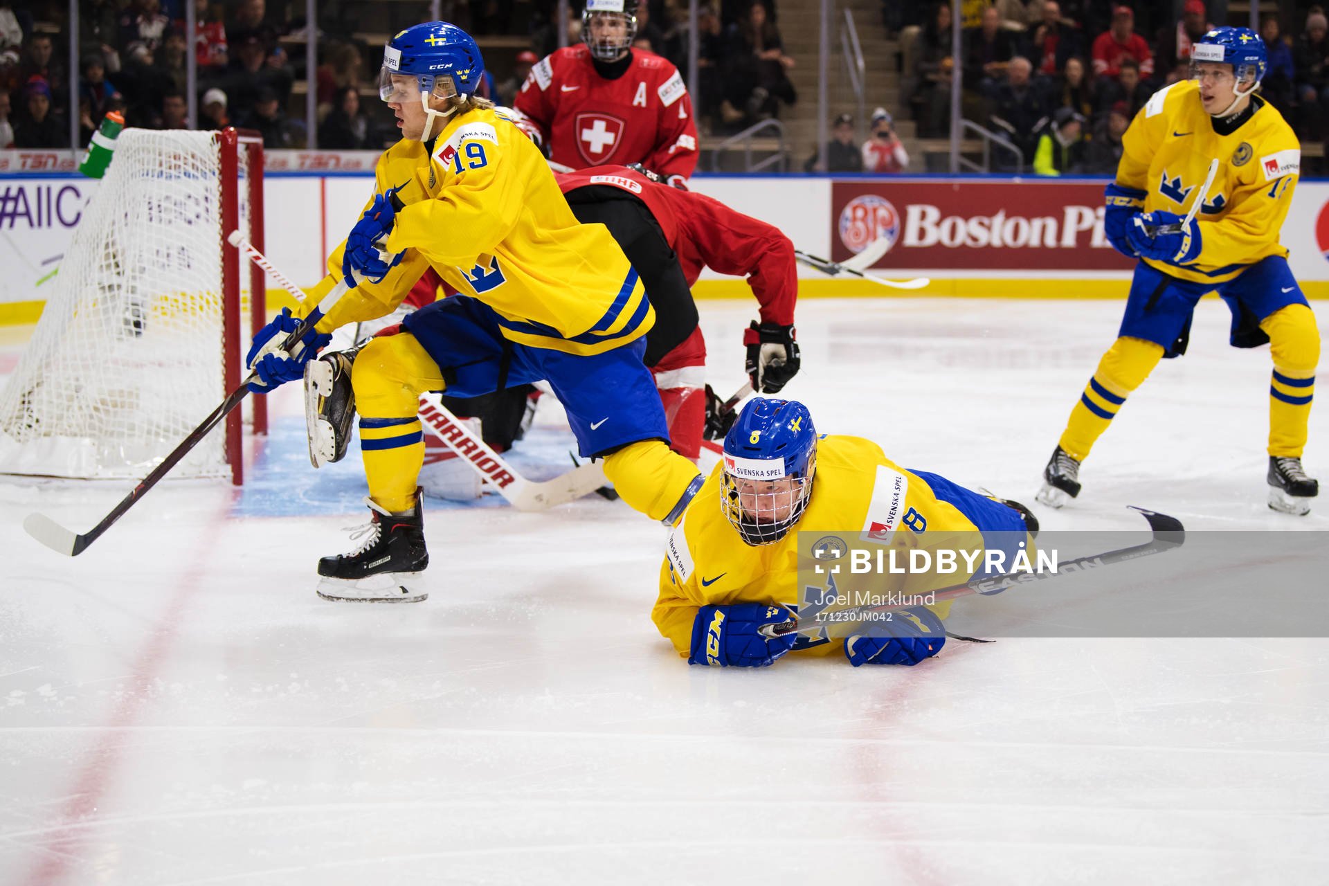 Sveriges Alexander Nylander och Rasmus Dahlin i ett anfall